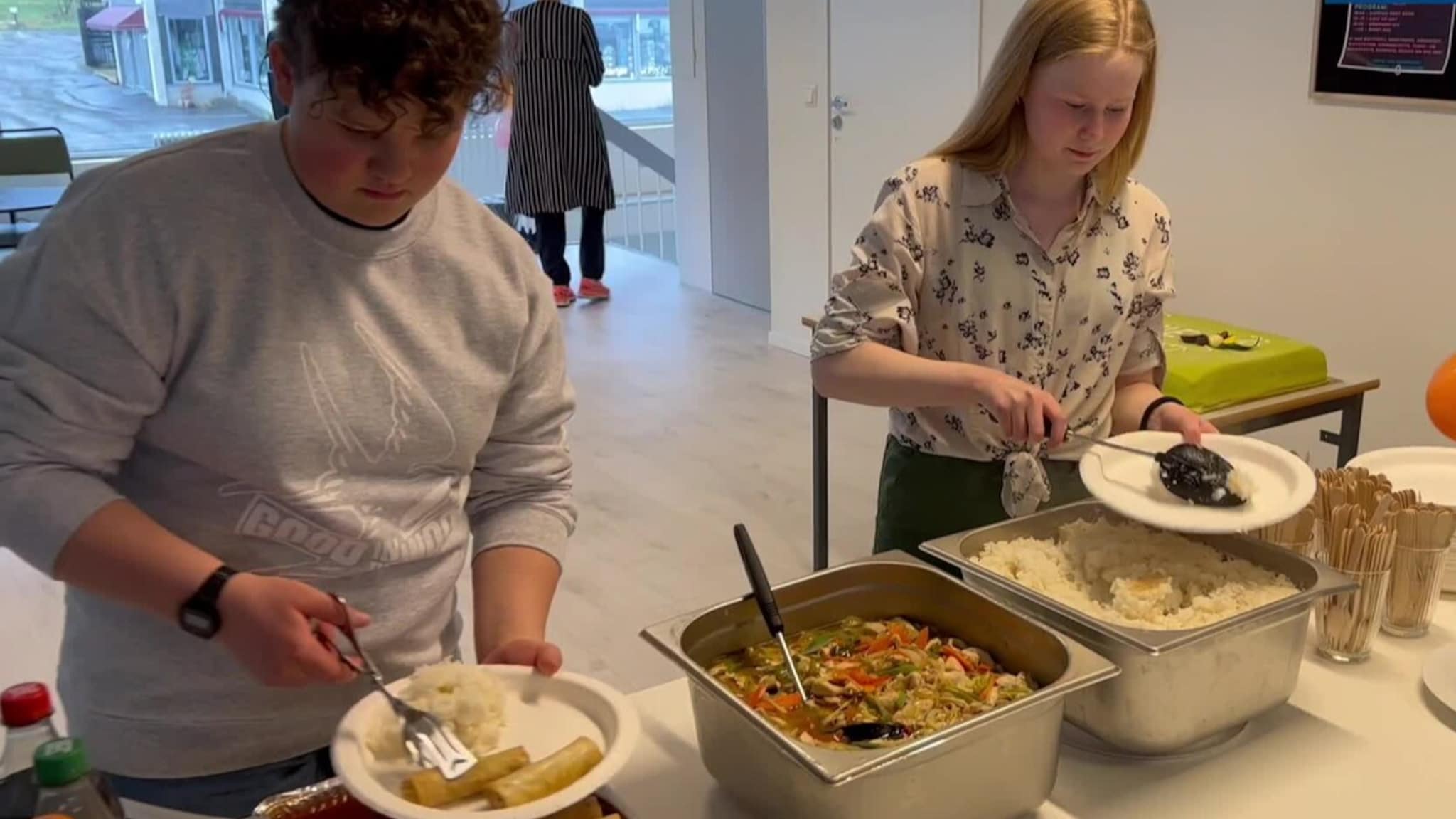 Gledens dag for ungdommen — her klippes snora til den nye ungdomsklubben