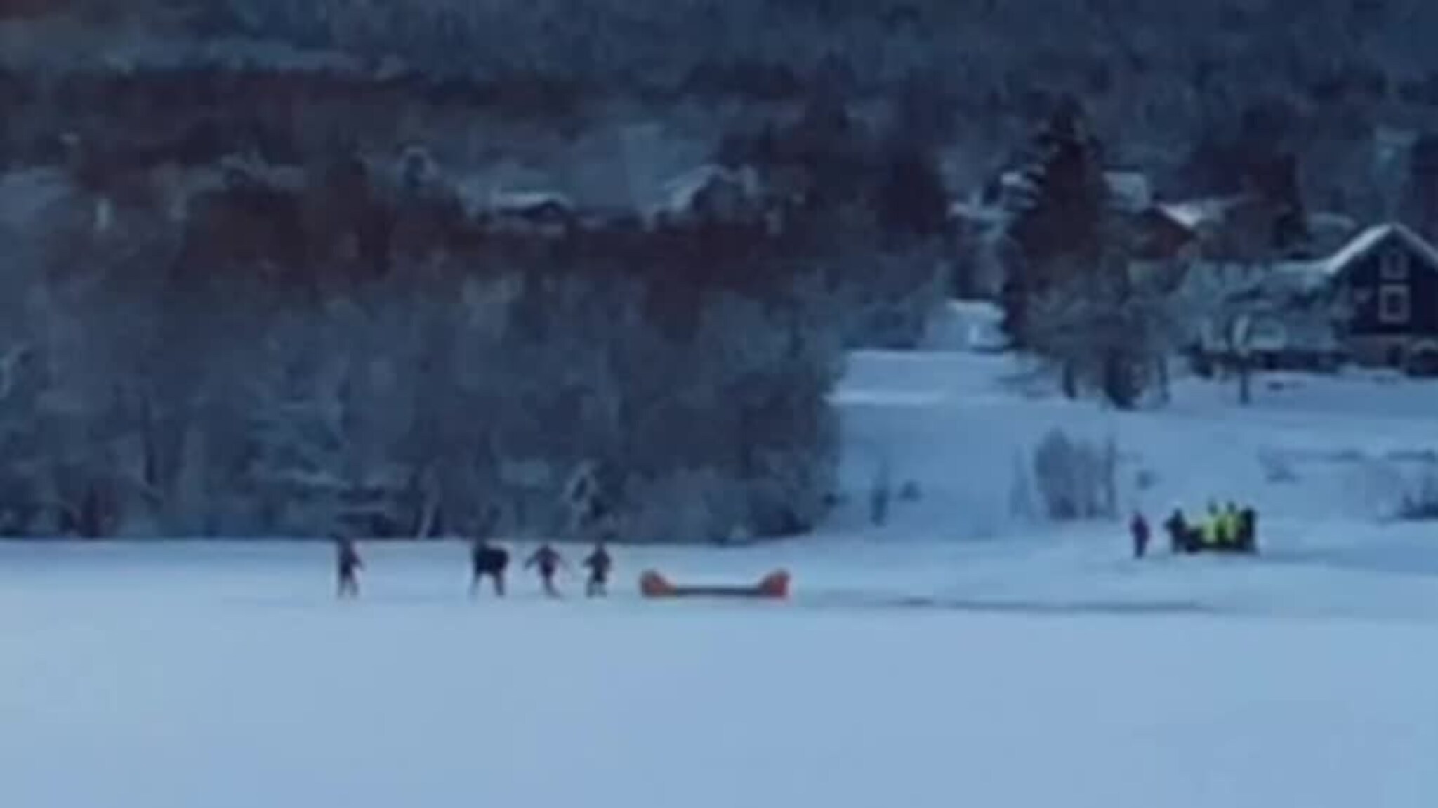 Gikk gjennom isen — her berger de elgen