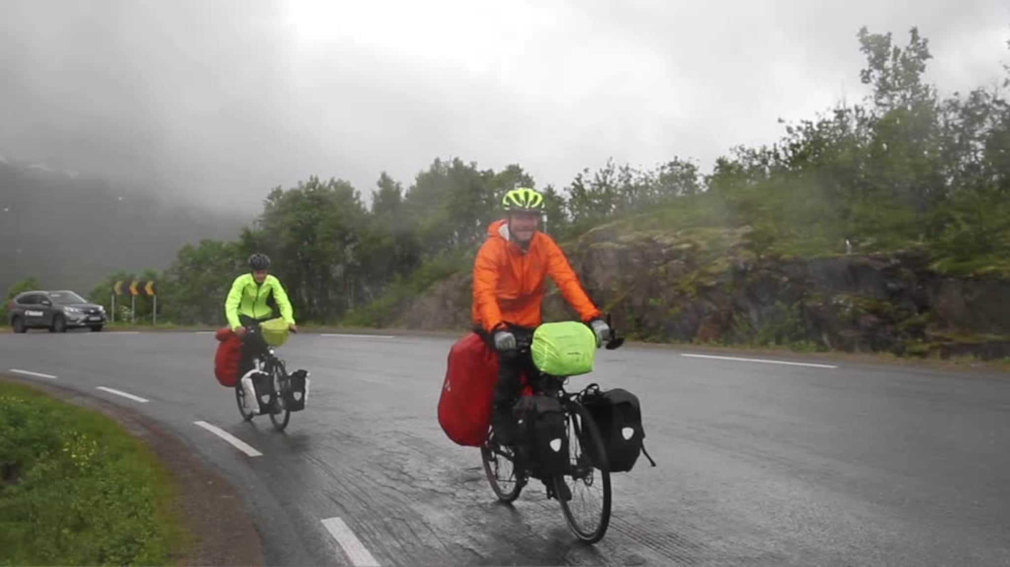 Franske sykkelturister som elsker ville Senja