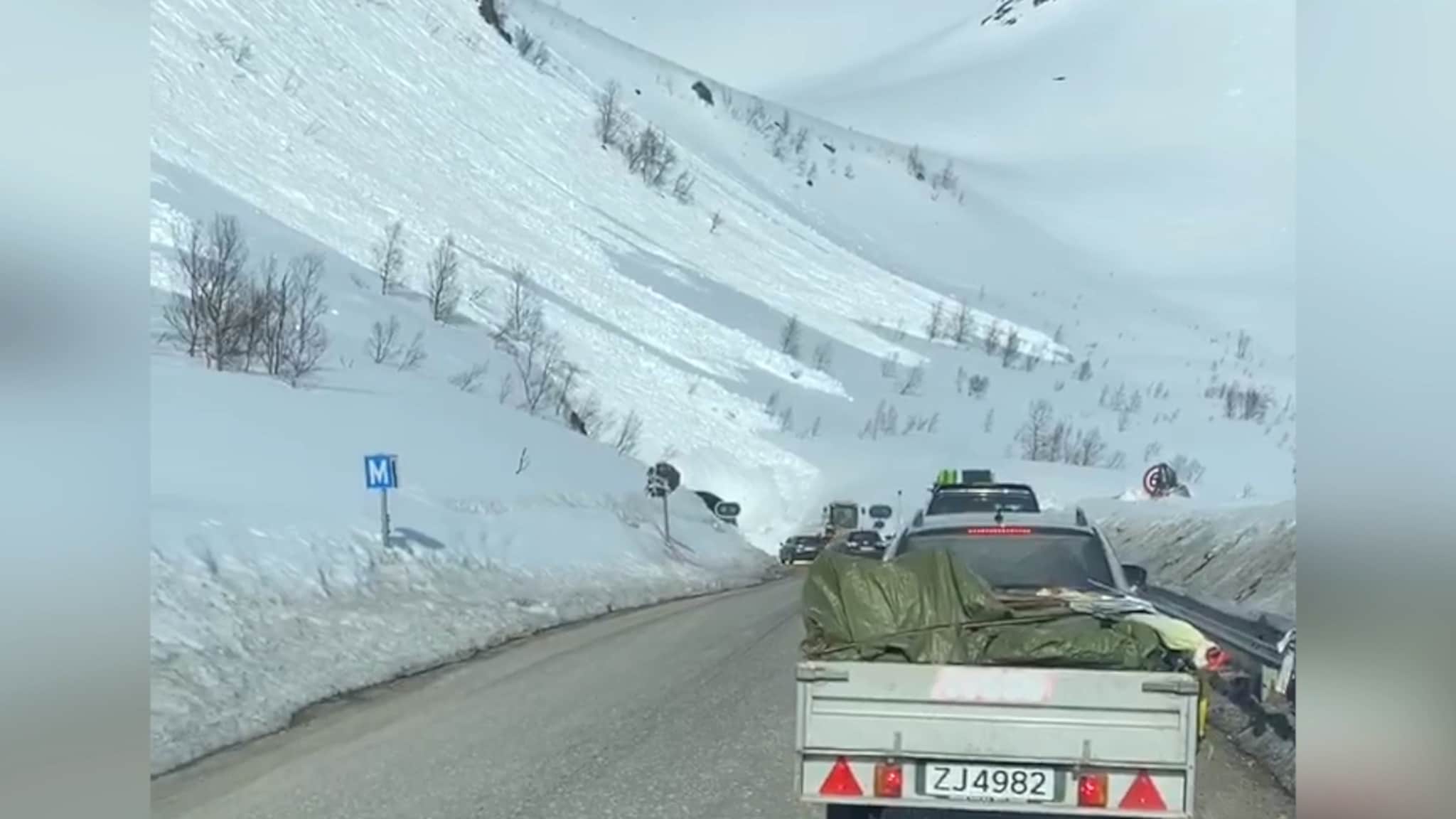 Snøskred stengte veien