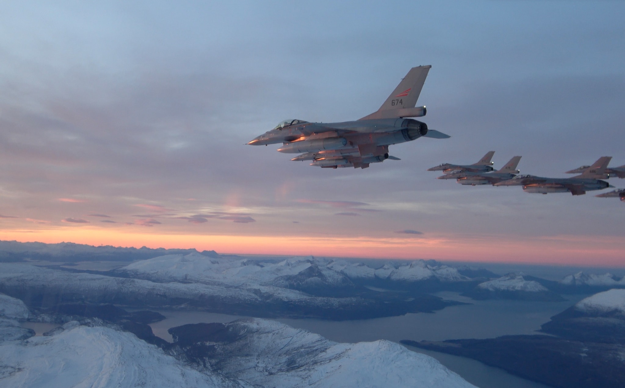 Tett på F-16 — se hvordan julestjerna oppleves fra cockpit