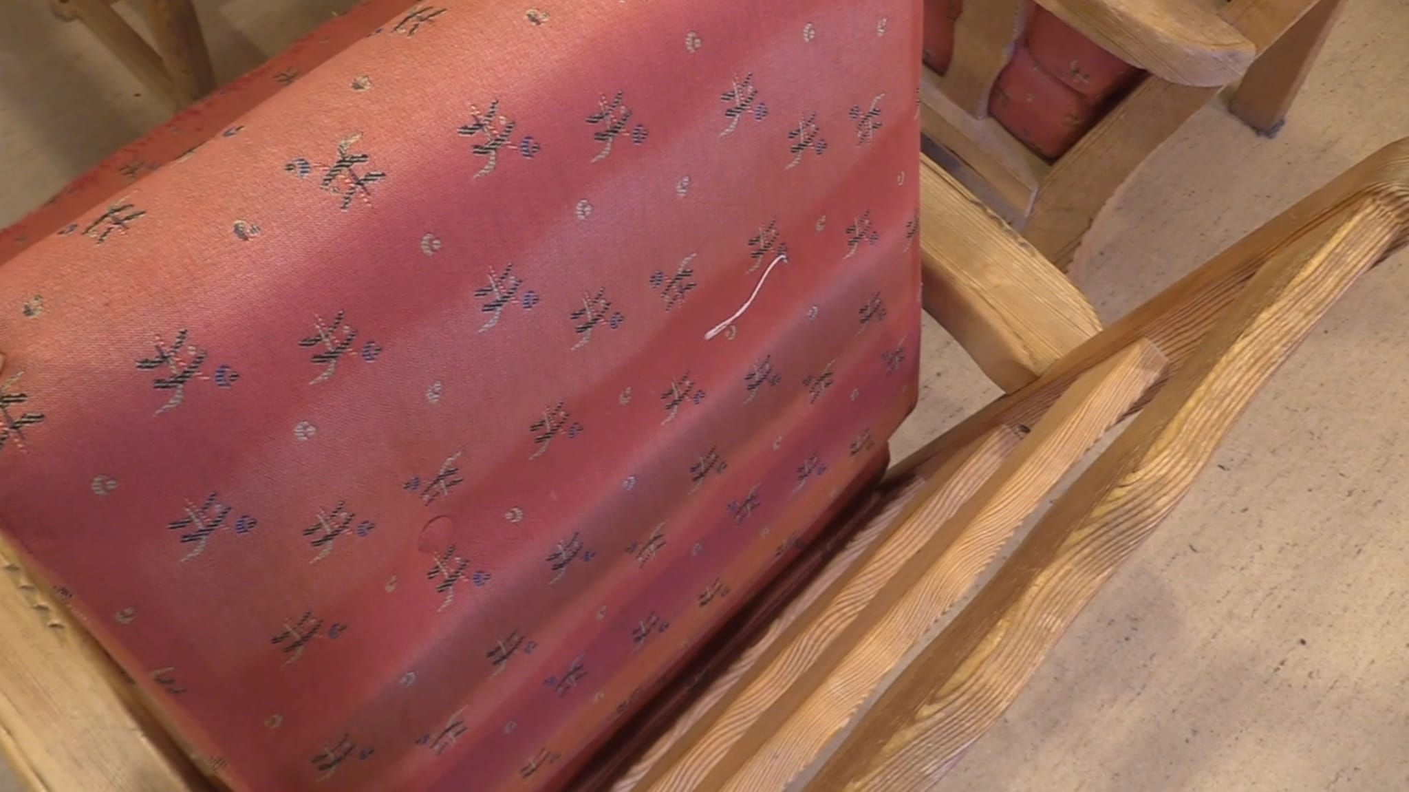 Møblene bærer preg av tidens tann