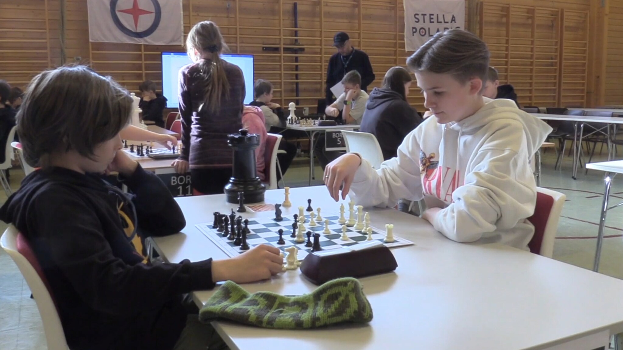 Samlet til sjakkturnering i Kårvik: – Det artigste er å sette folk i sjakk matt