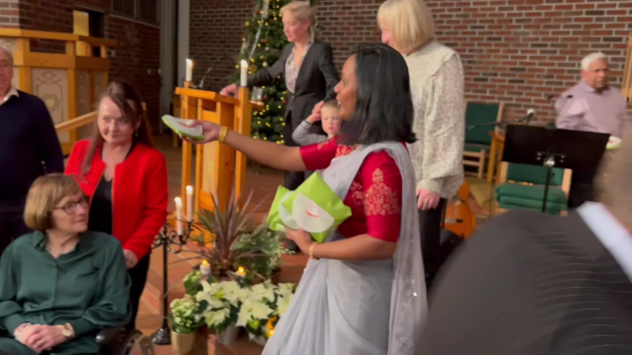 Fakkeltog ble til gledesfest i kirka