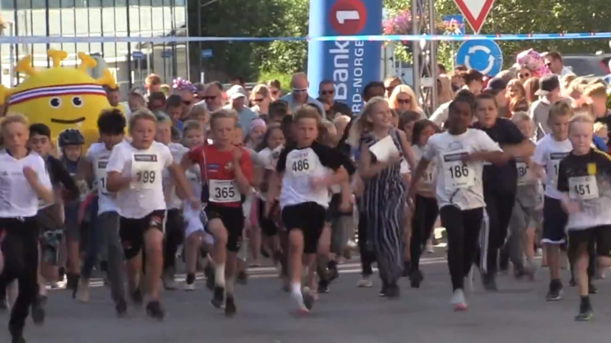 Her spurter 350 barn gjennom Storgata på Finnsnes