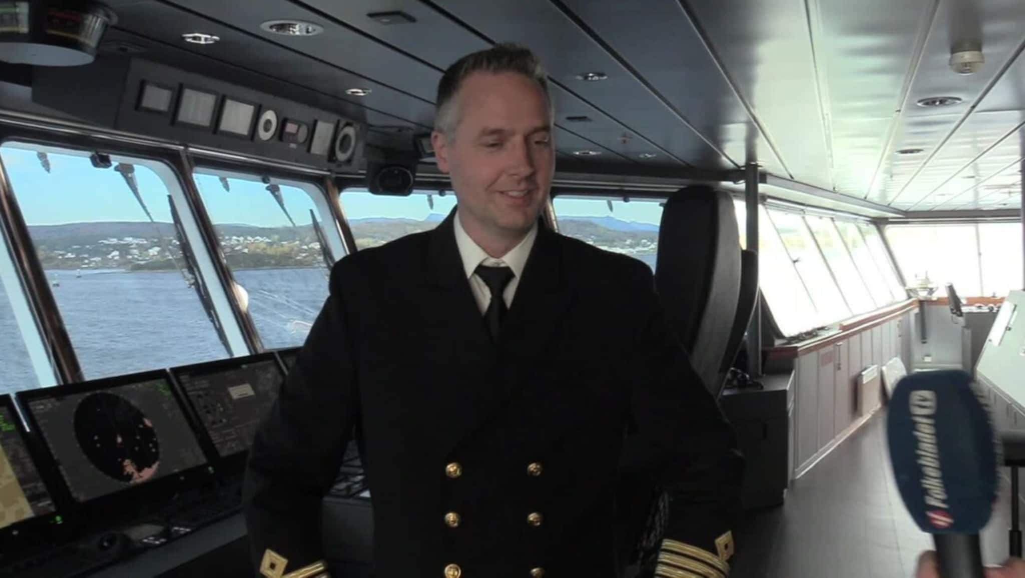 Hurtigrutens hybridskip for første gang på Finnsnes