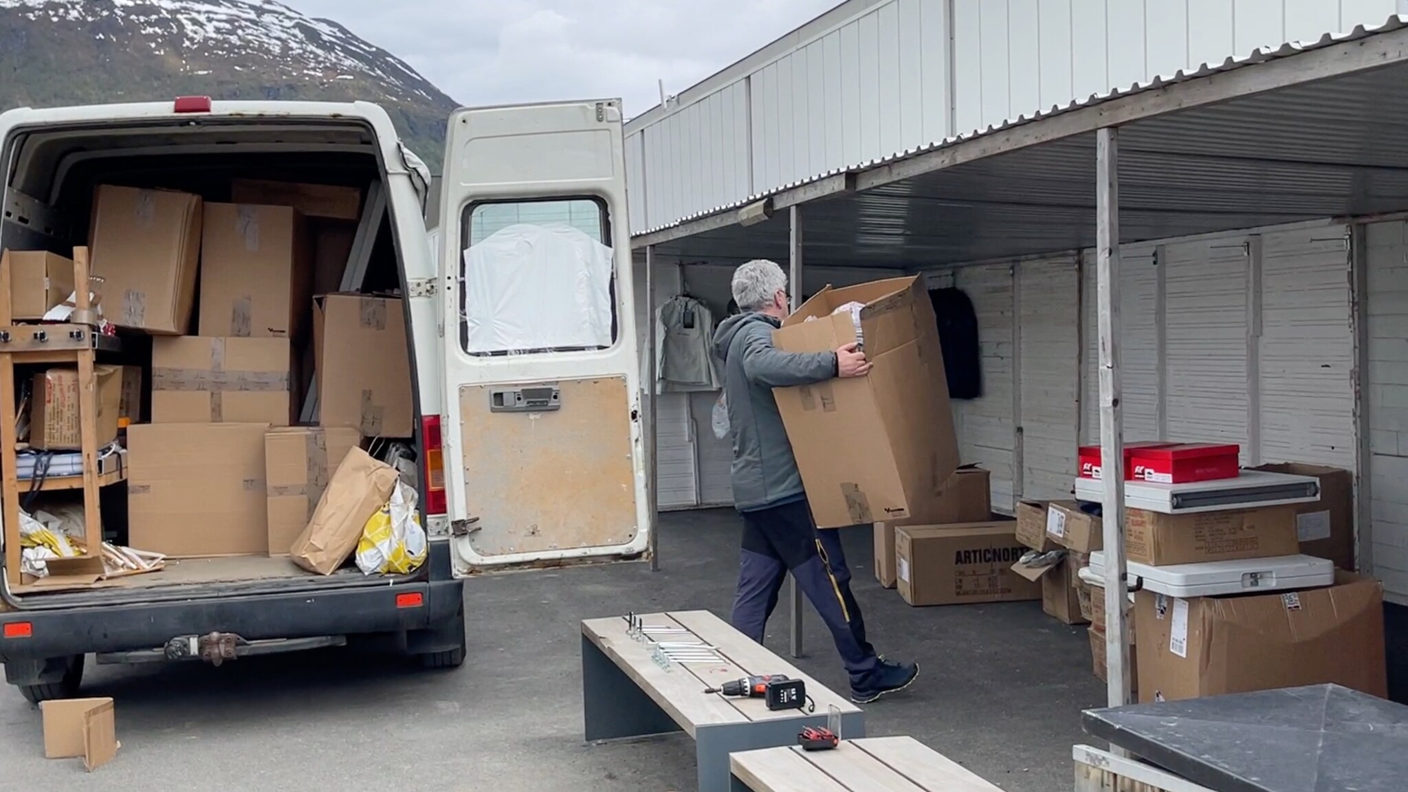 Jobber på spreng for å klargjøre til messe