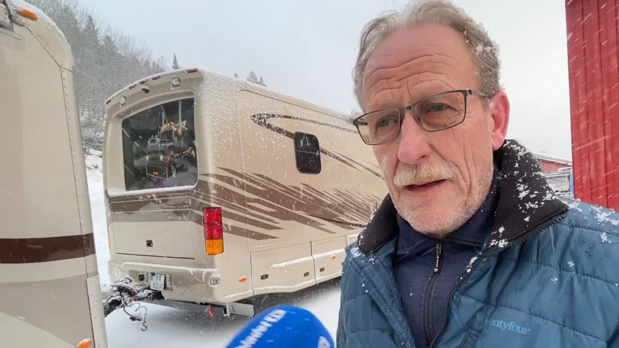 Dette er ei hytte på hjul — med anneks og garasje