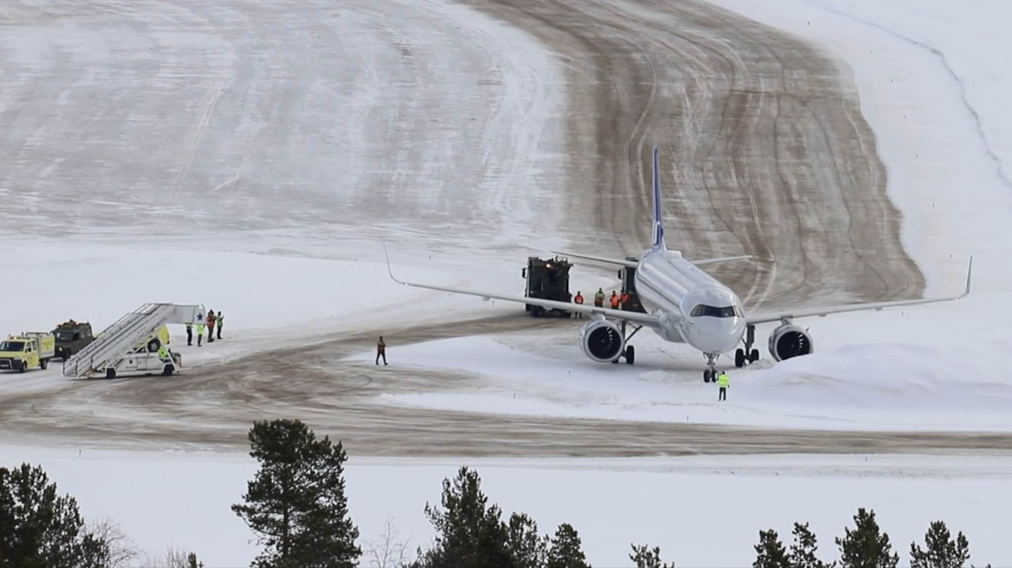 Her blir SAS-flyet trukket løs fra snøfonna