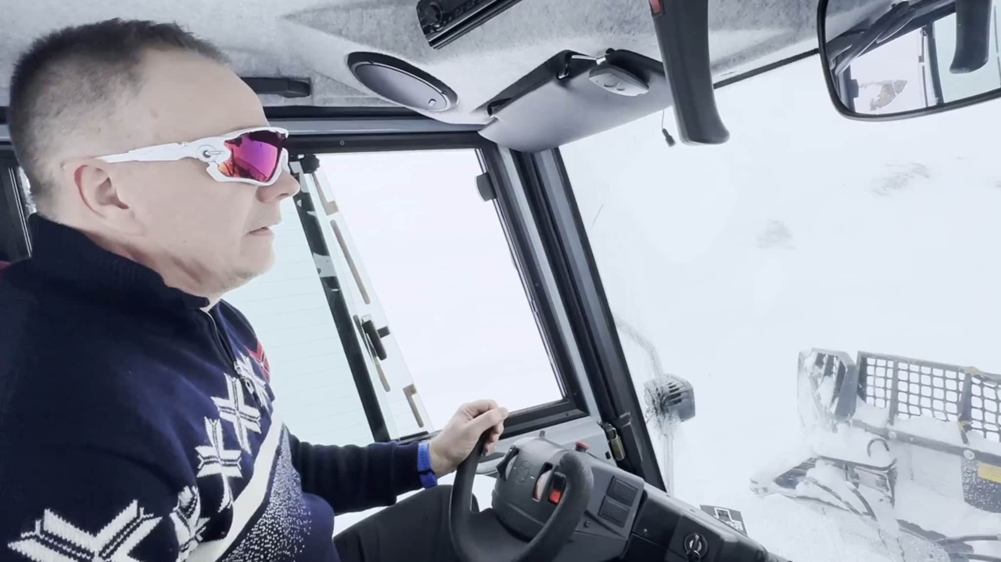 Jan-Erik bruker mange timer bak spakene for å sørge for at skiløypene alltid er ferske