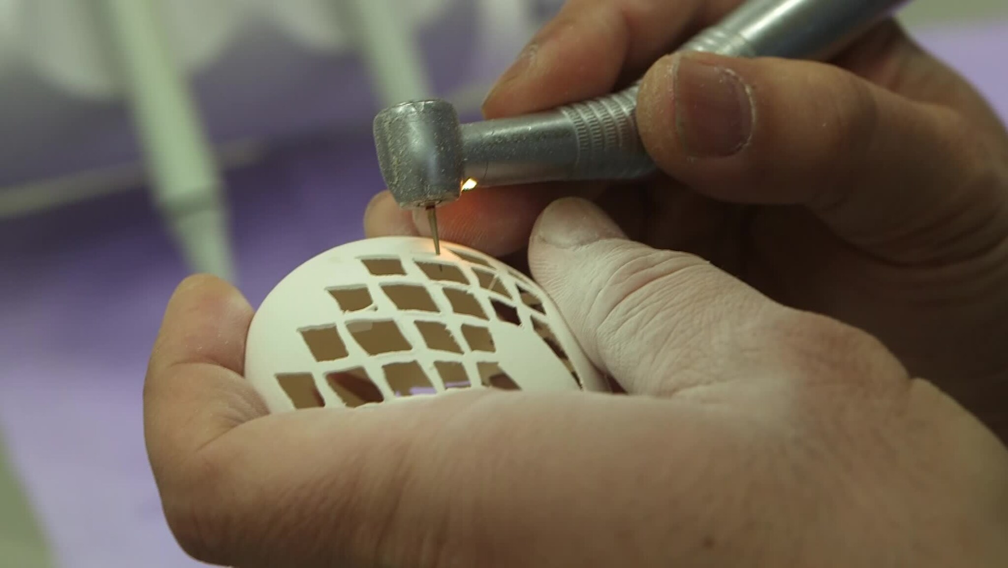 En kunstner med tannlegebor