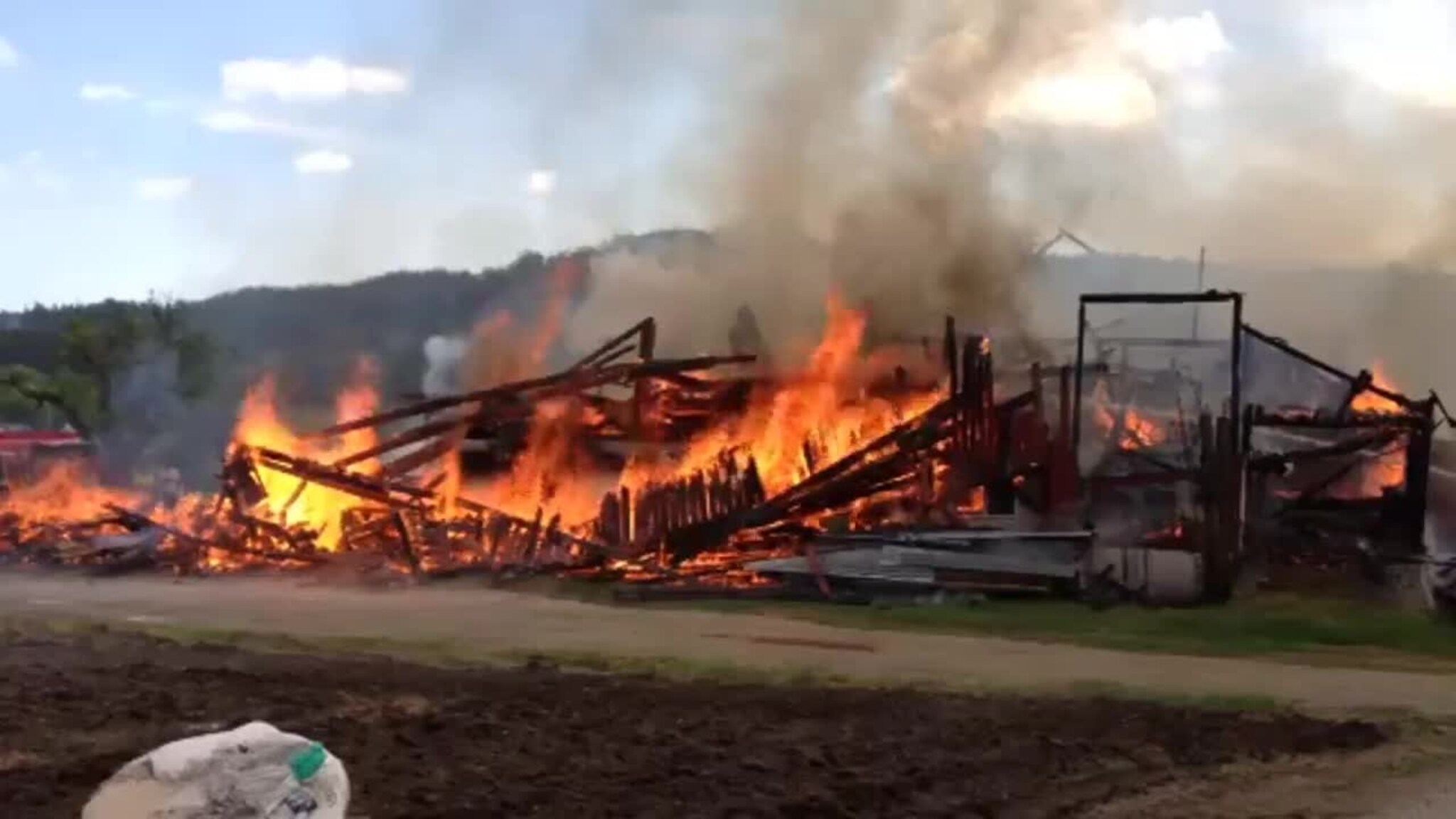 Se video fra låvebrannen