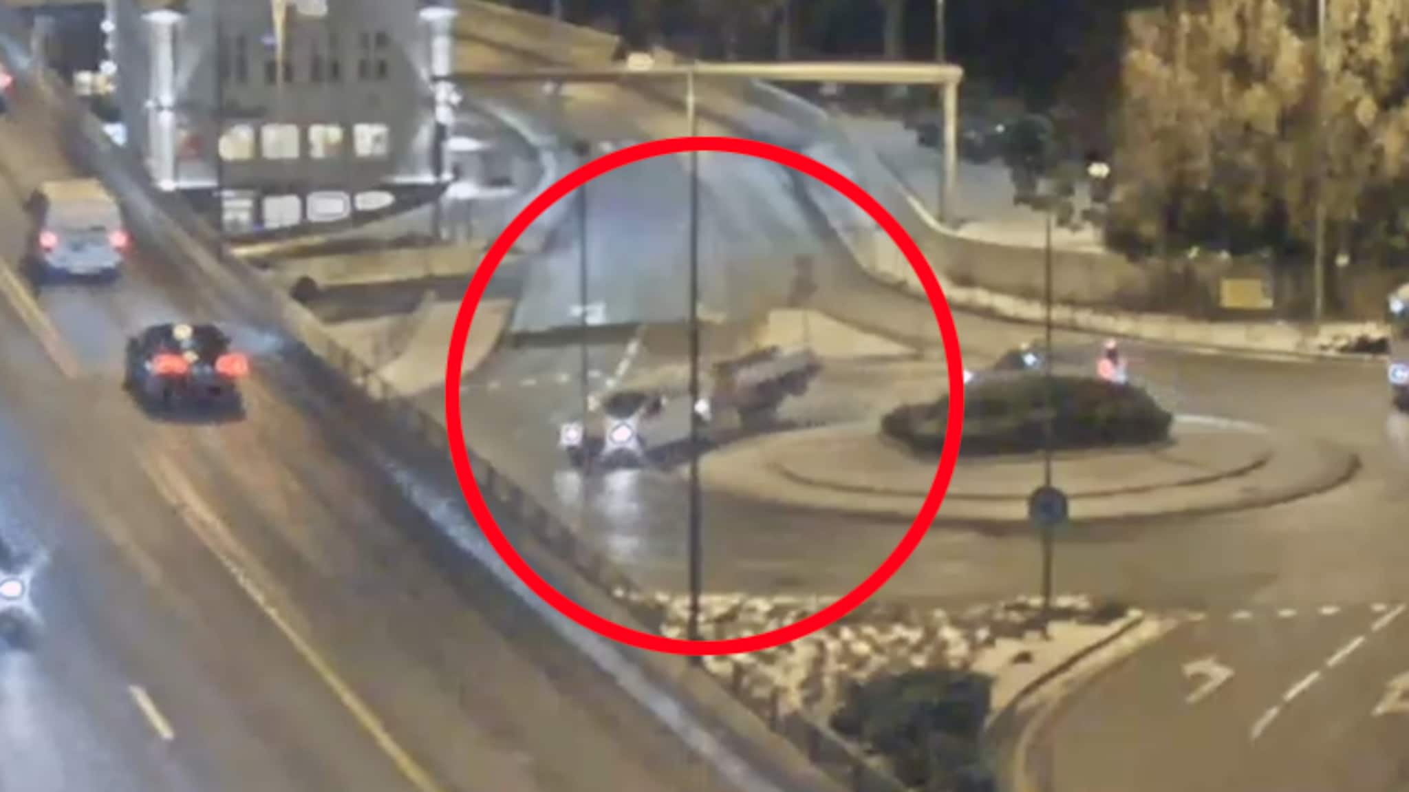 Video: Her velter tilhengeren i rundkjøringen ved Gartnerløkka