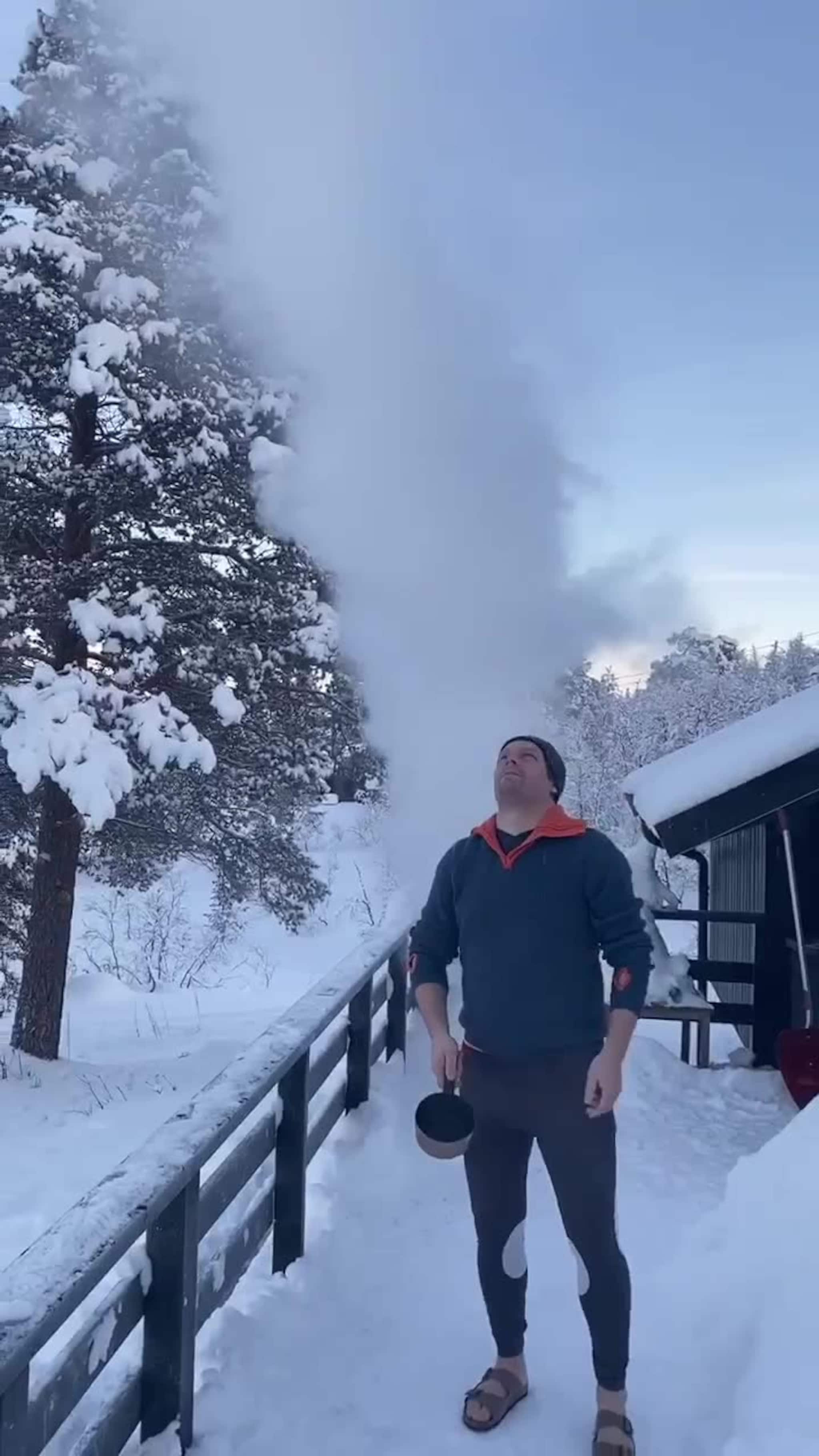 Se det kokende vannet fryse i lufta