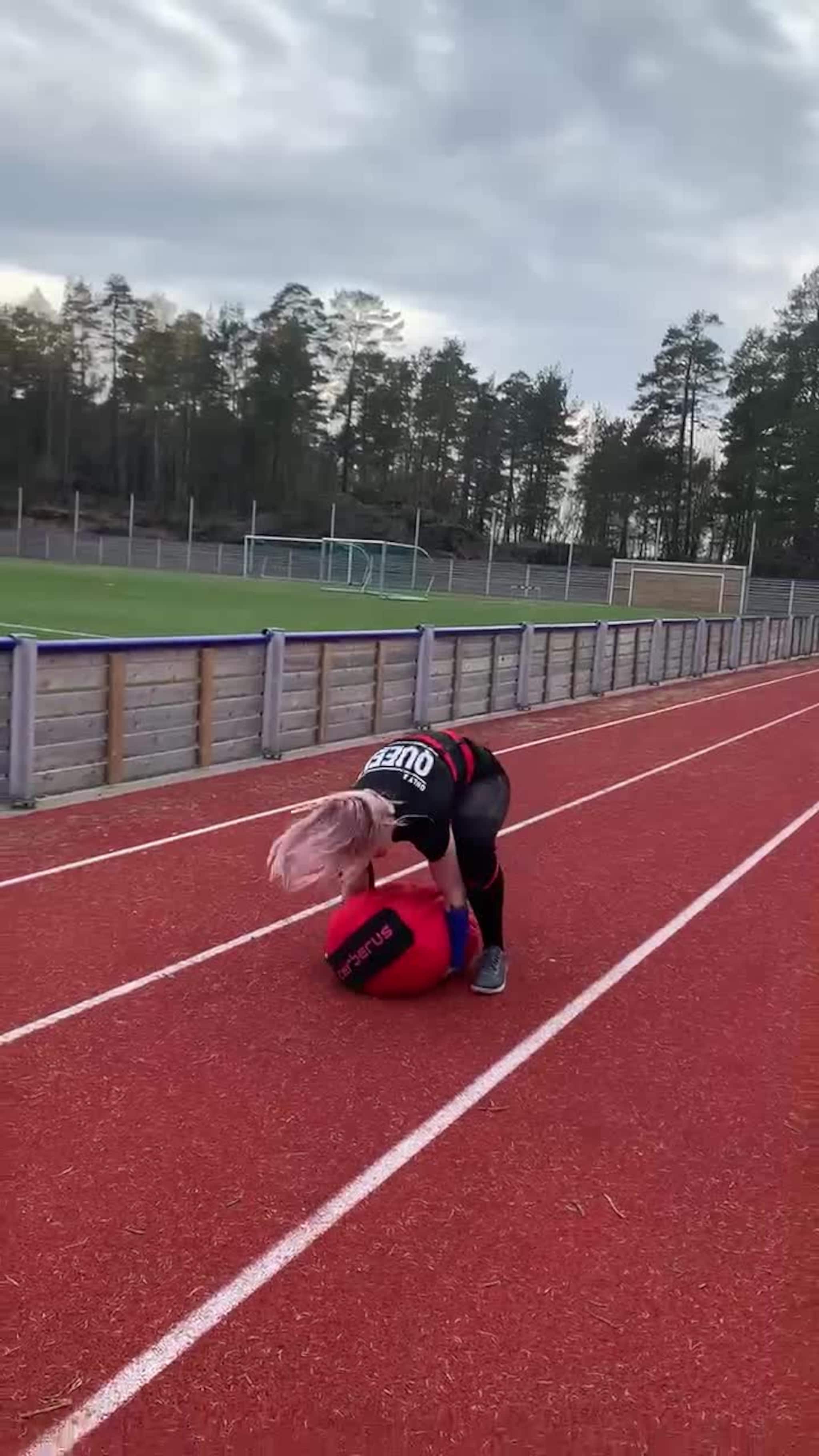 Linn-Iren Raniszewski trener med sandsekk