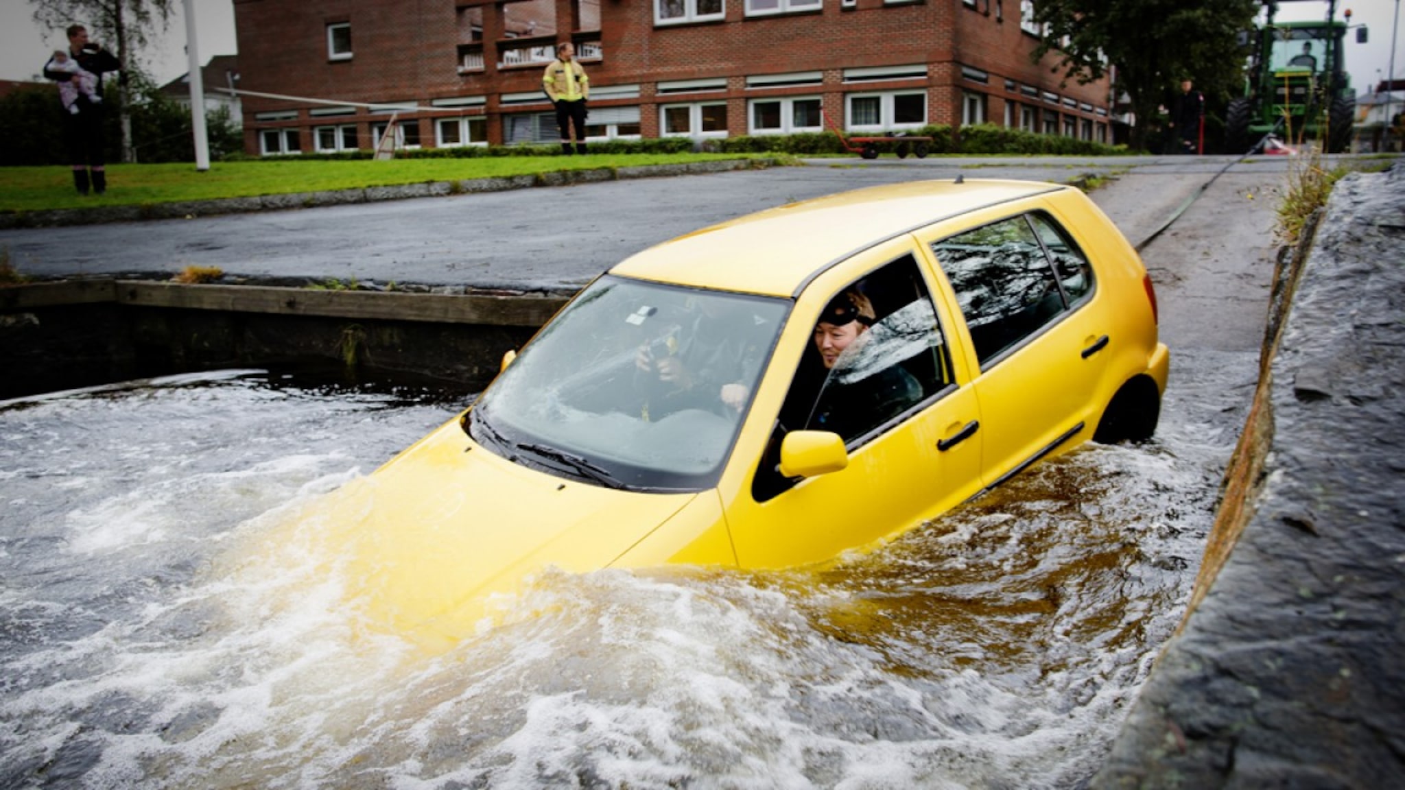 Slik går det hvis bilen havner i vannet