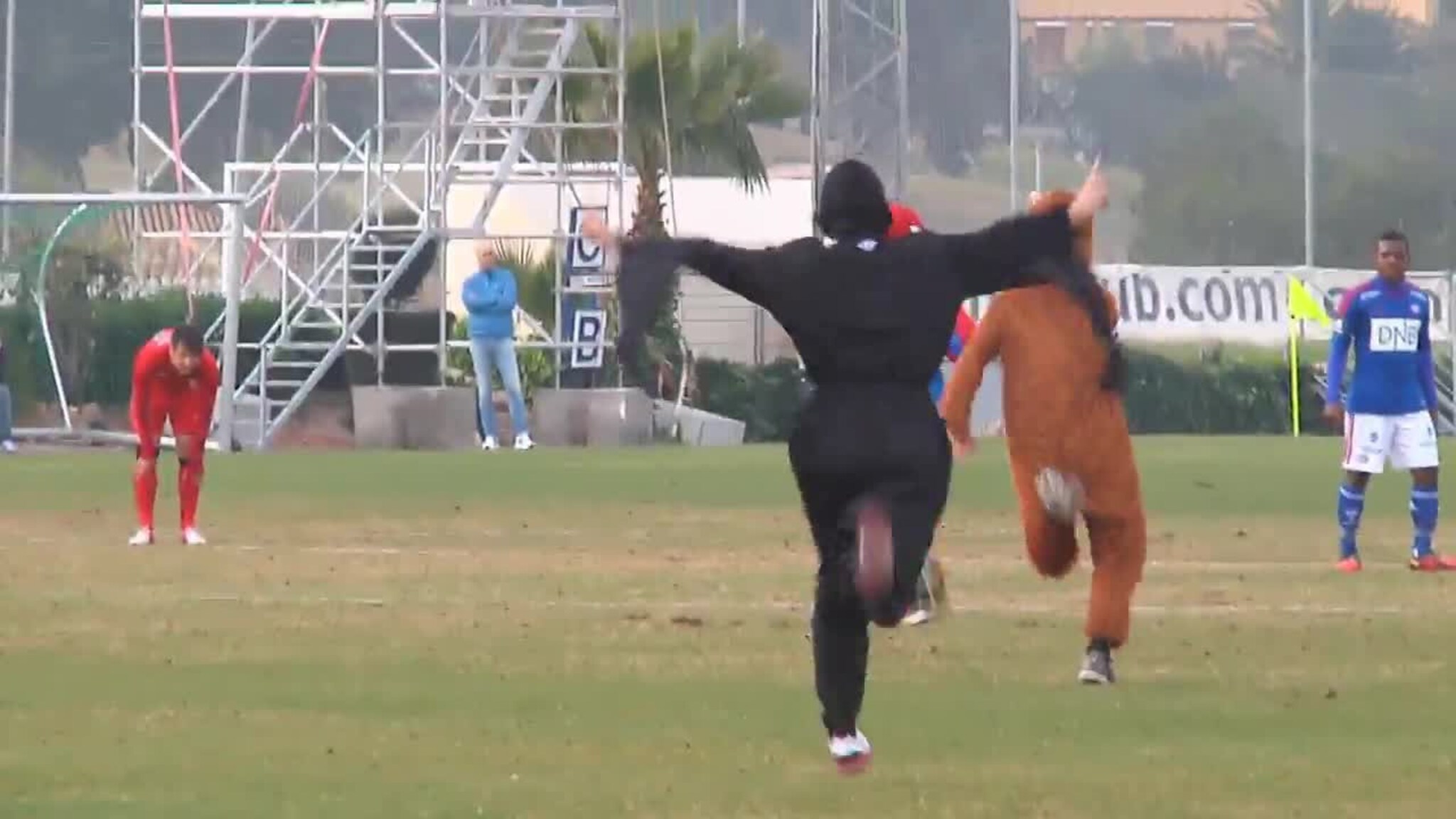 Her stormer Start-spillerne banen på La Manga