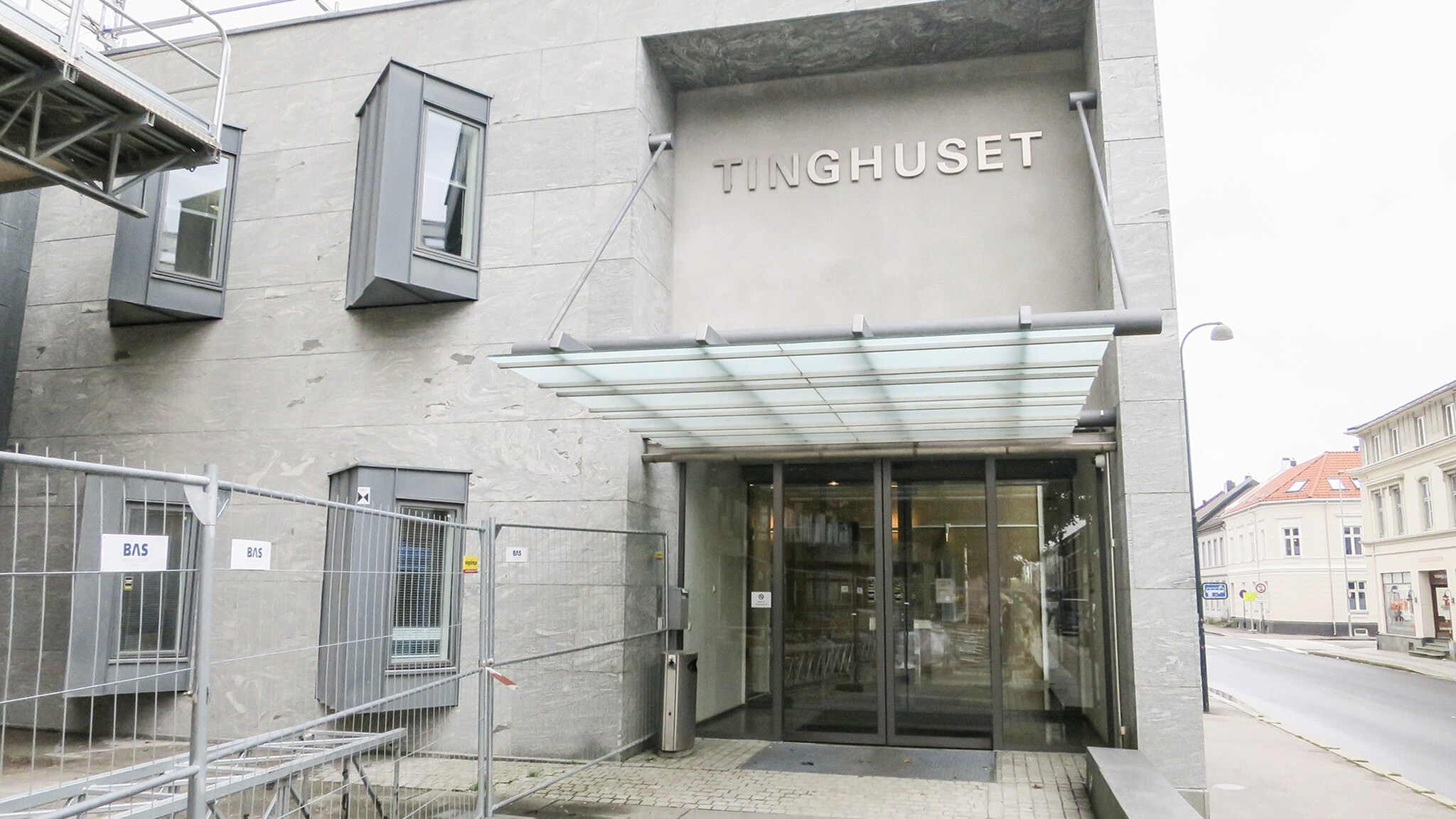 Etter fenglingsmøte i forbindelse med at kvinne i førti-årene er siktet for to drap