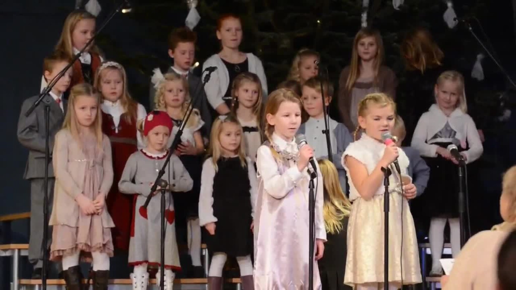 Barna sang julen inn