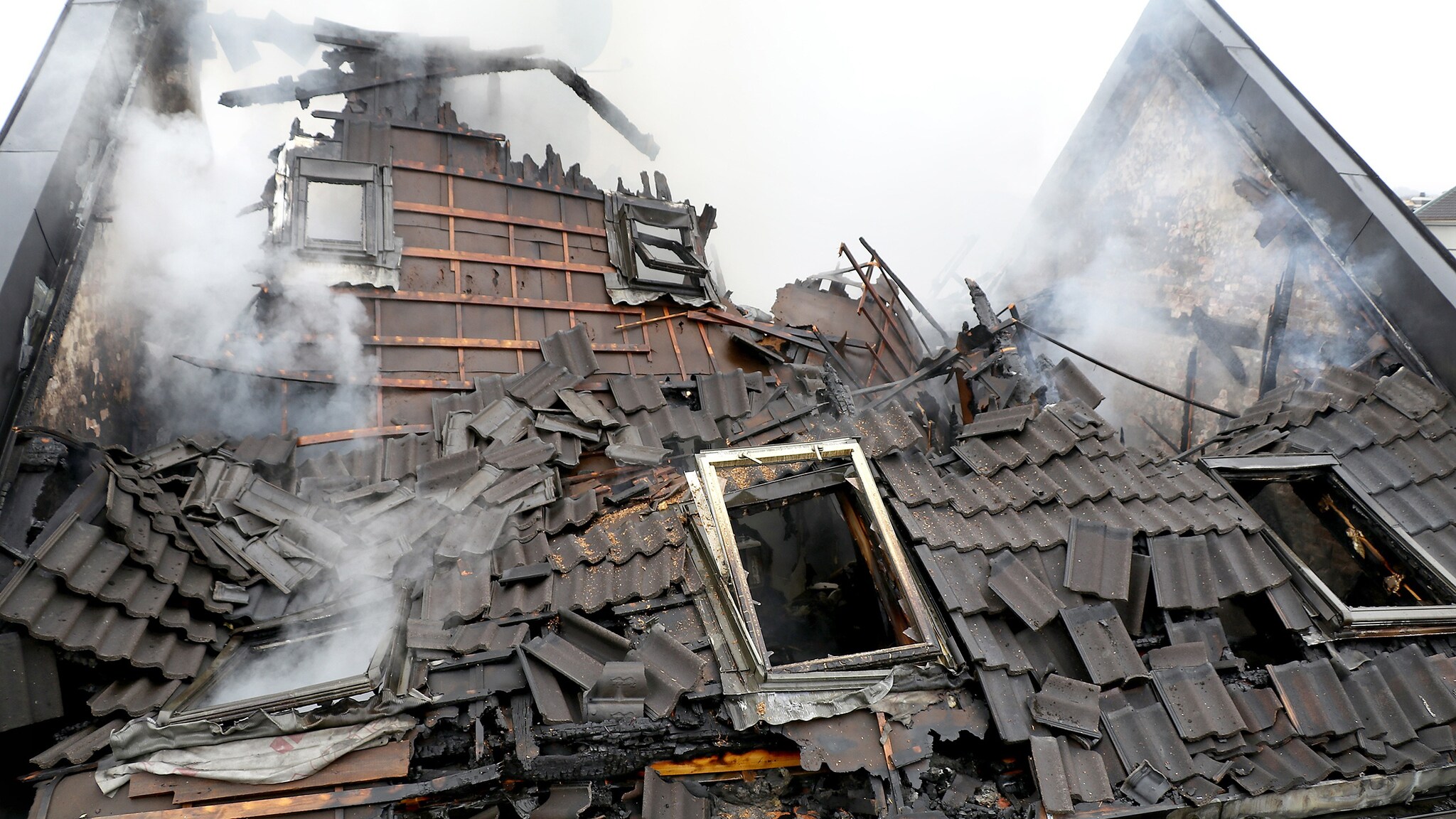 Se ødeleggelsene etter brannen i Tollbodgata