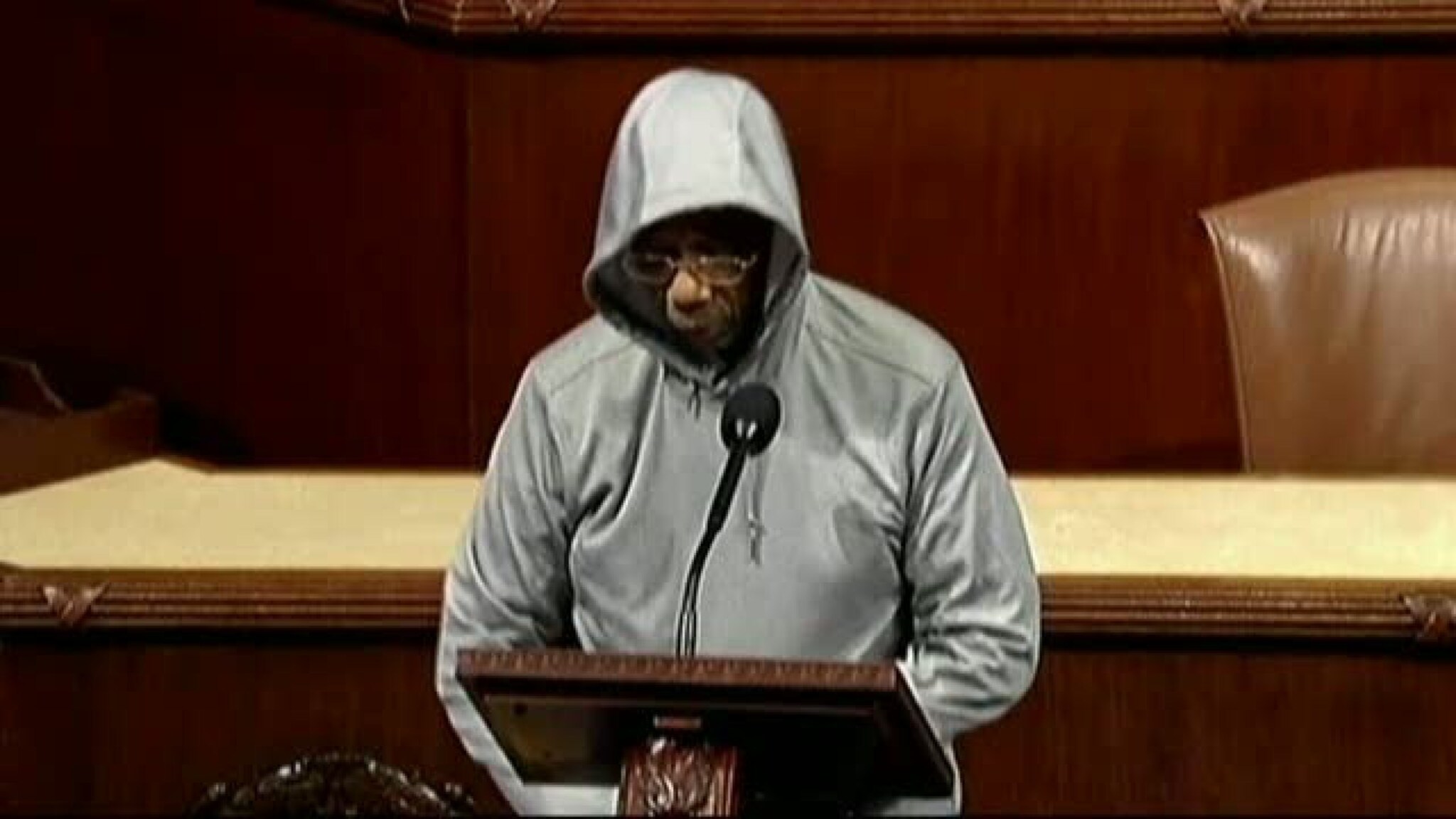 Kastet ut av Kongressen etter hettegenser-protest