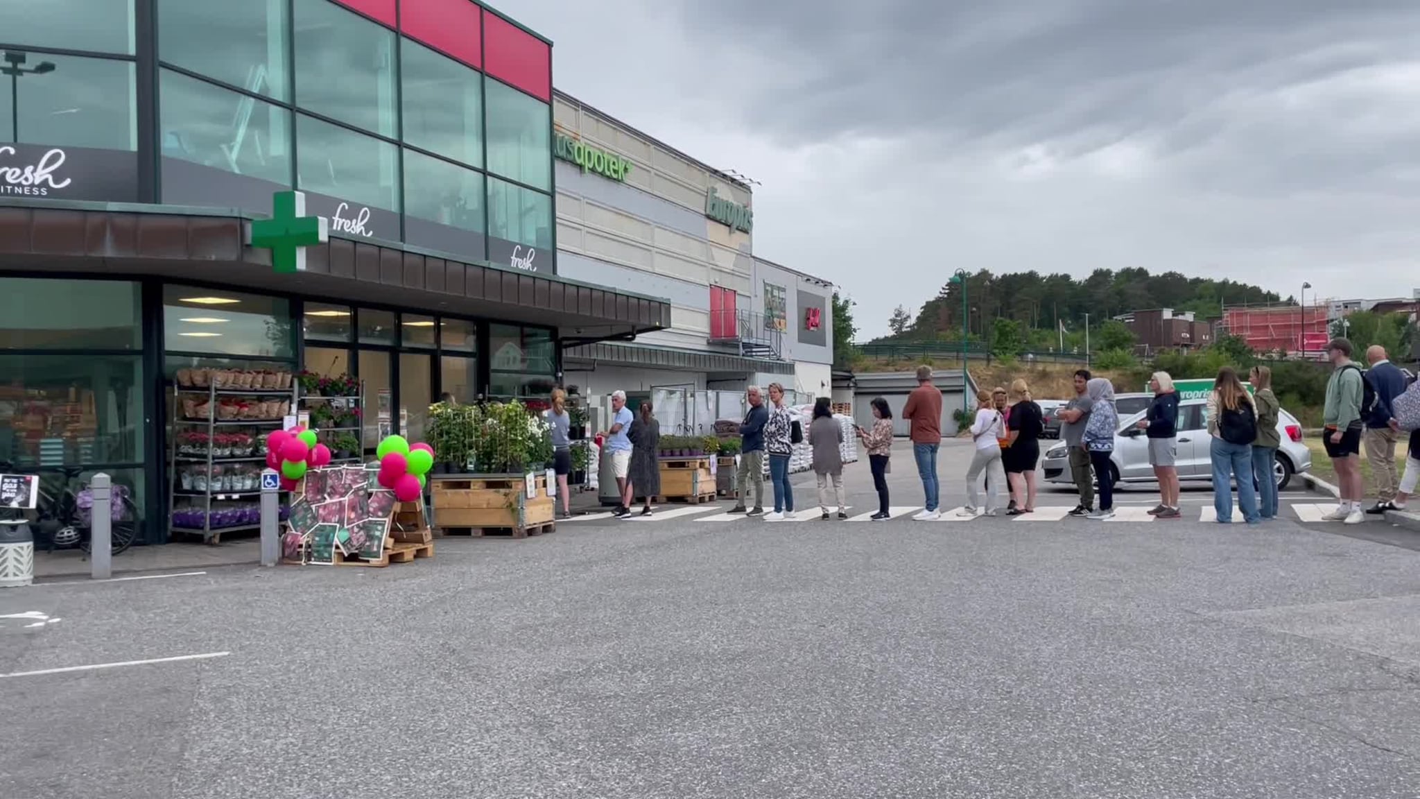Her står de i kø før butikkåpningen