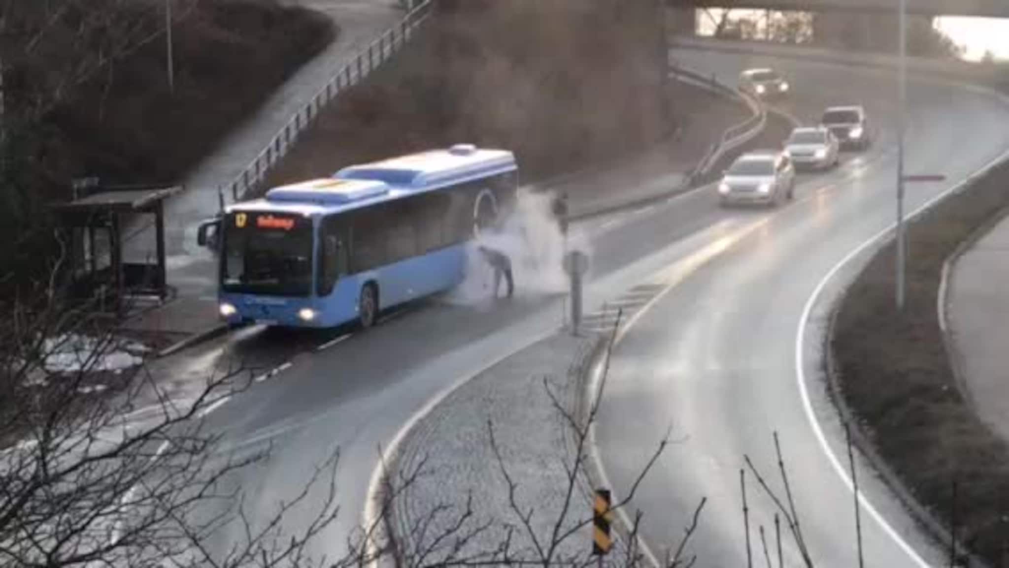 Se bussjåføren kjøle ned bremsene med brannslukningsapparat