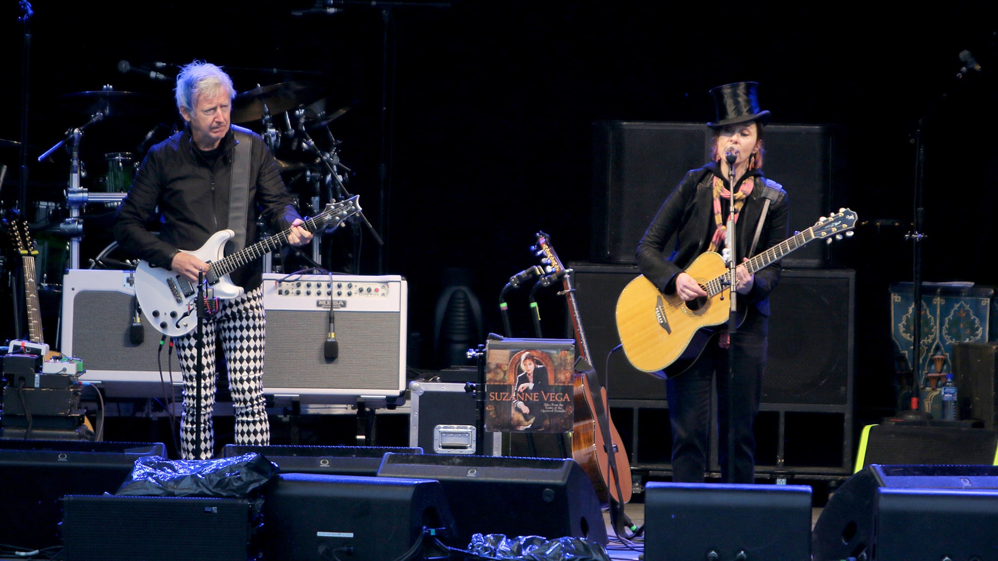 Suzanne Vega spiller "Tom´s Diner" på Odderøya