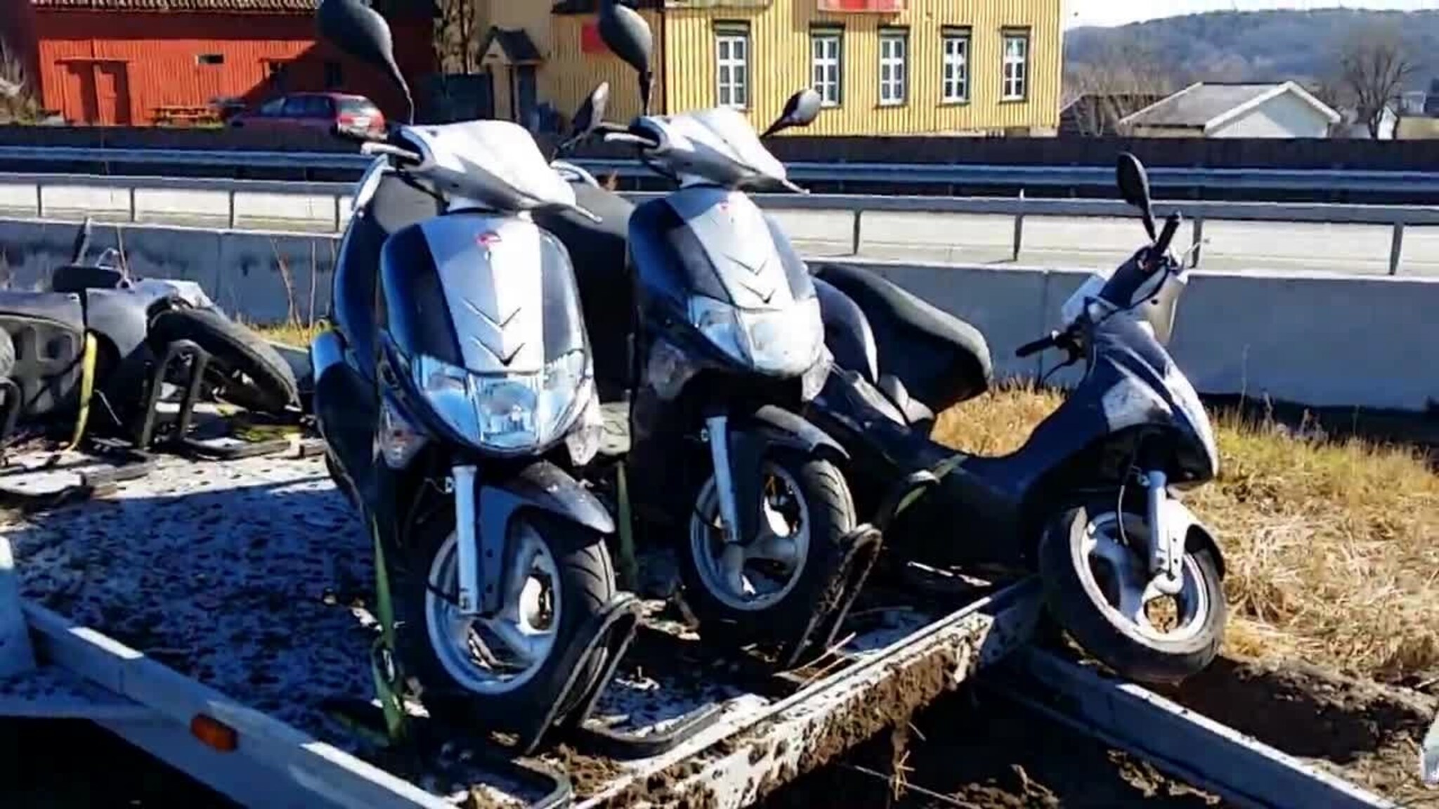 Bil mistet tilhenger med seks mopeder