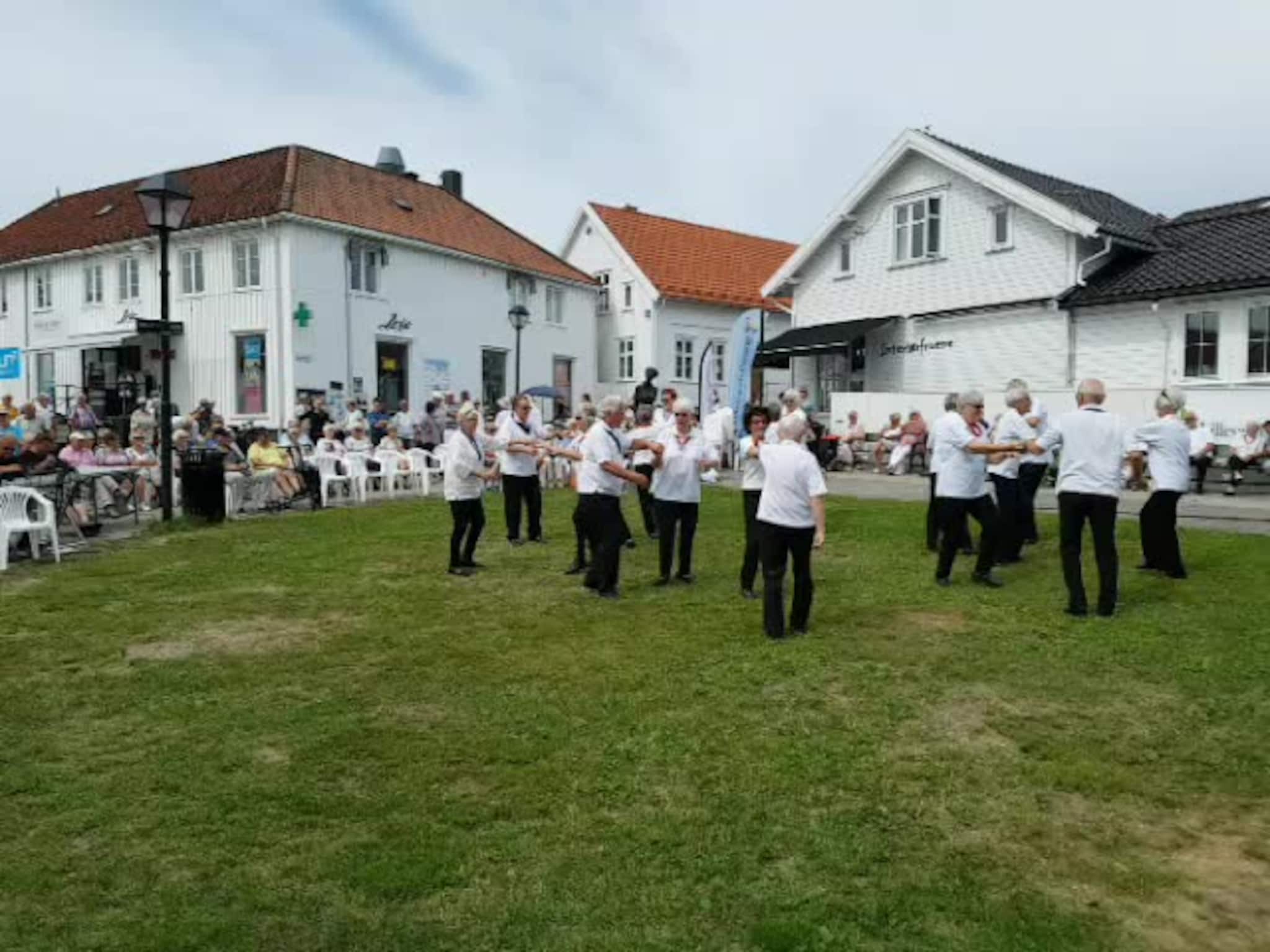 Se seniordanserne opptre midt i sentrum