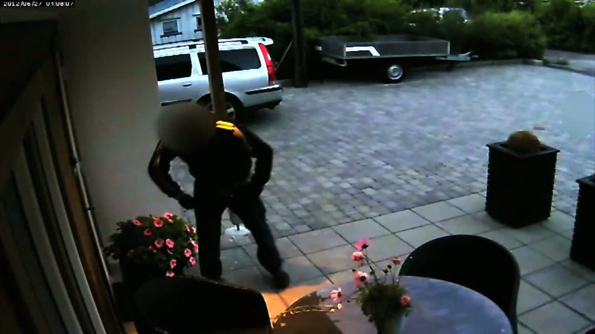 Her lusker mannen rundt på eiendommen