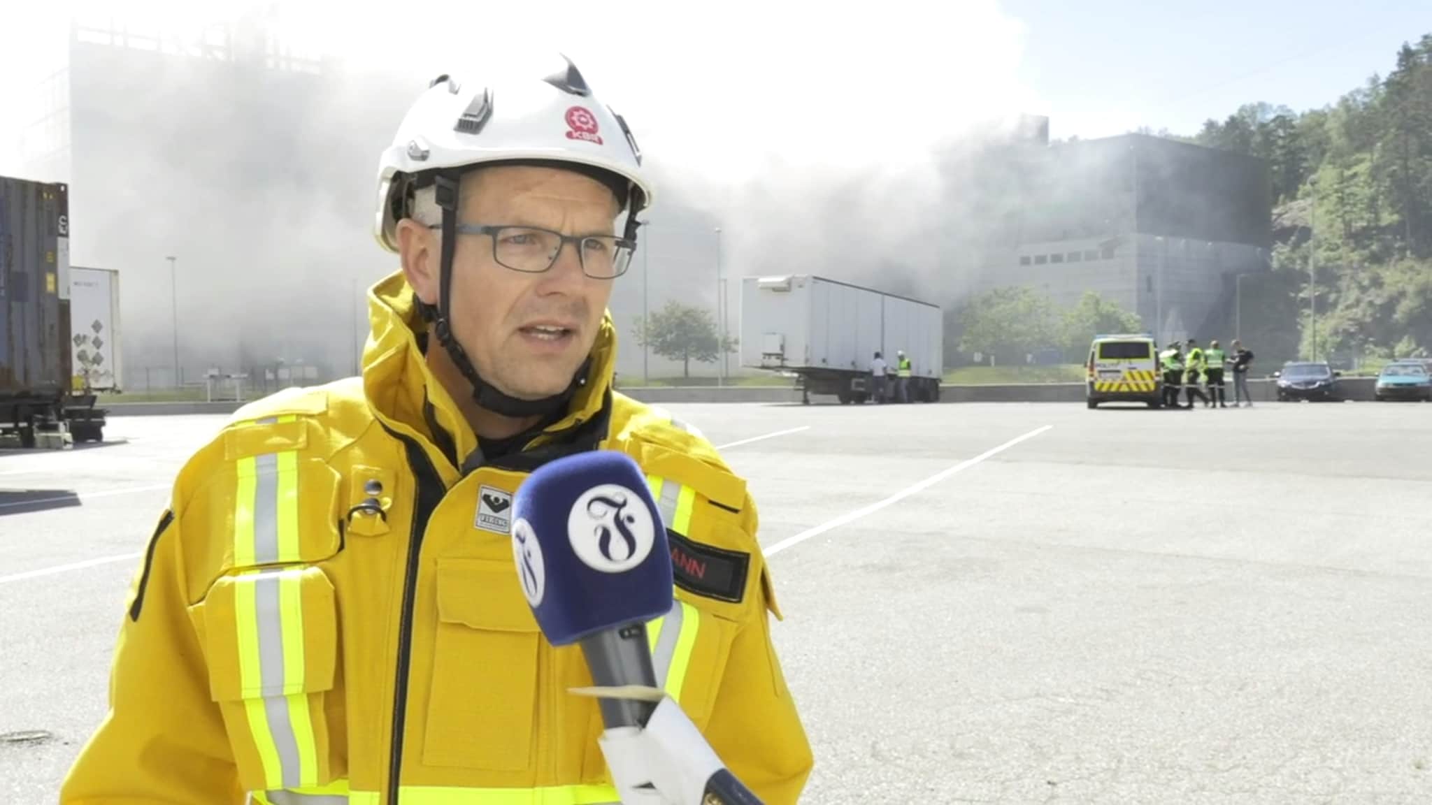 Se brannsjef Jan Røilid informere om brannen på Returkraft