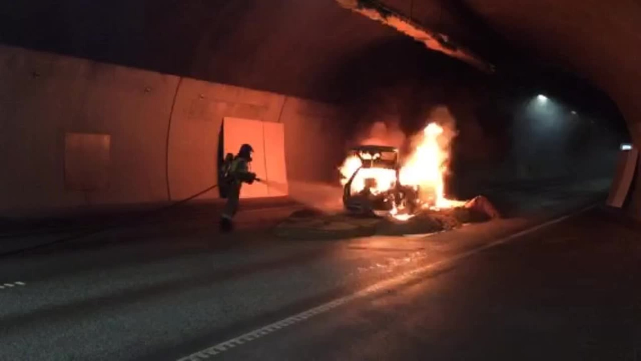 Her øver brannvesenet i tunnelen