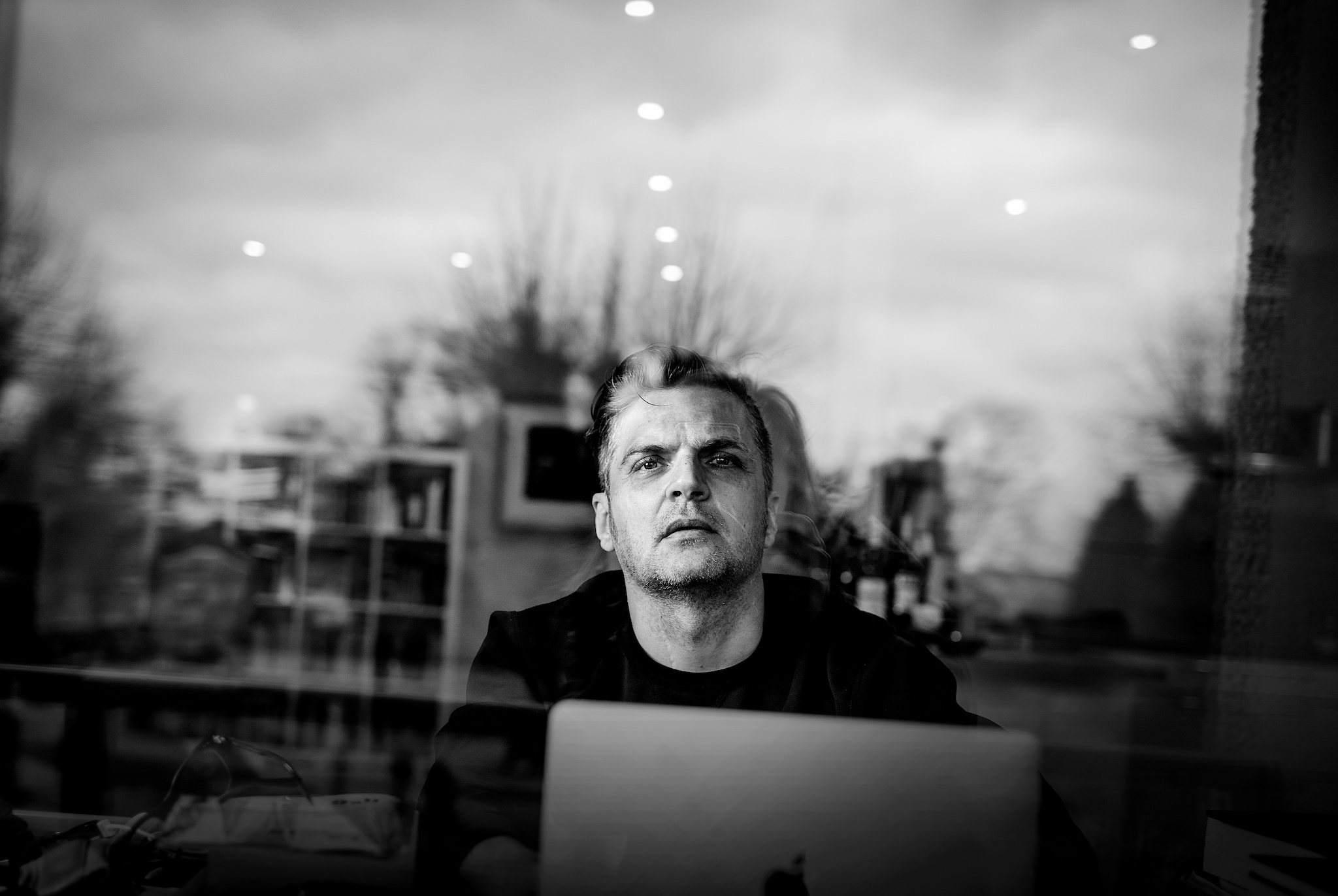 Hør Nils Chr. Moe-Repstad lese diktet VINDENE MINNENE BALLENE