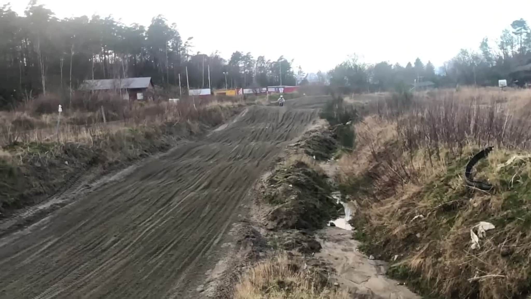 Elias Auclair kjører motocross 2