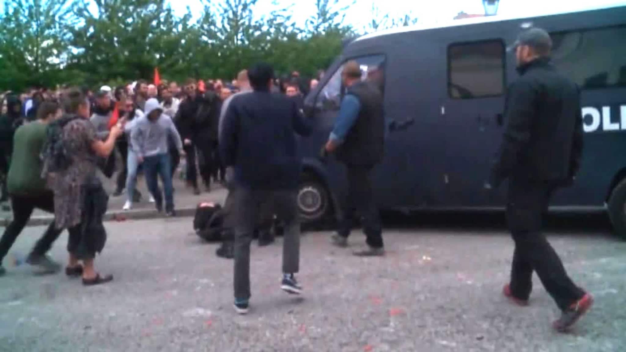Her kjører politiet på demonstrantene