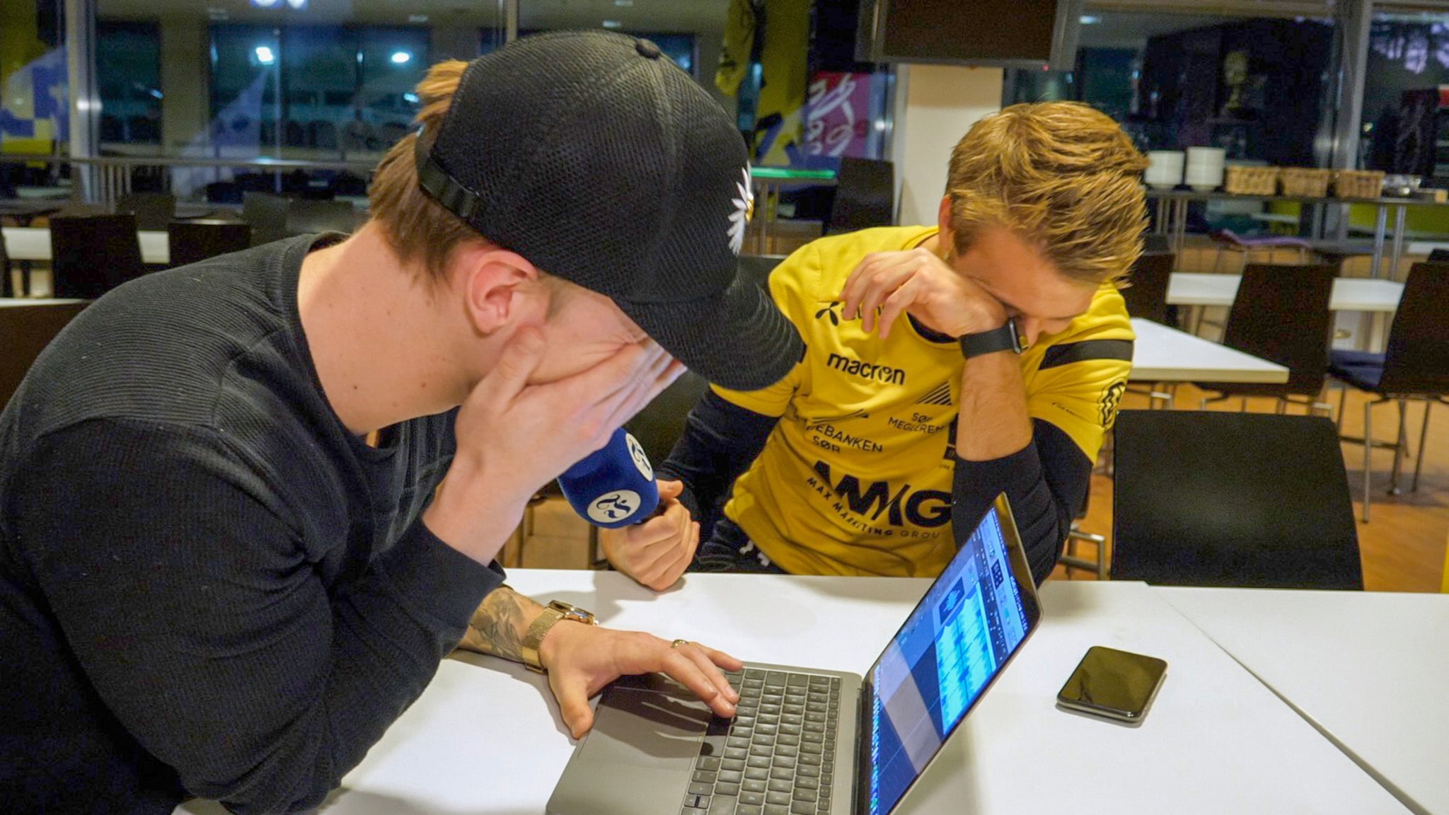 Henrik lager hit ep. 3: Henrik hører førsteutkastet til sangen