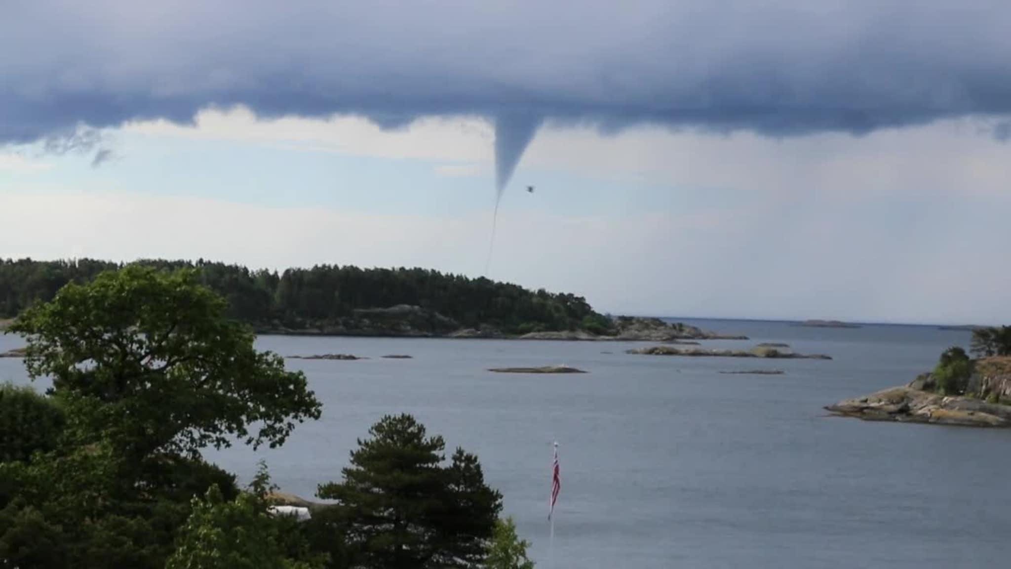 Se skypumpen treffe vannet