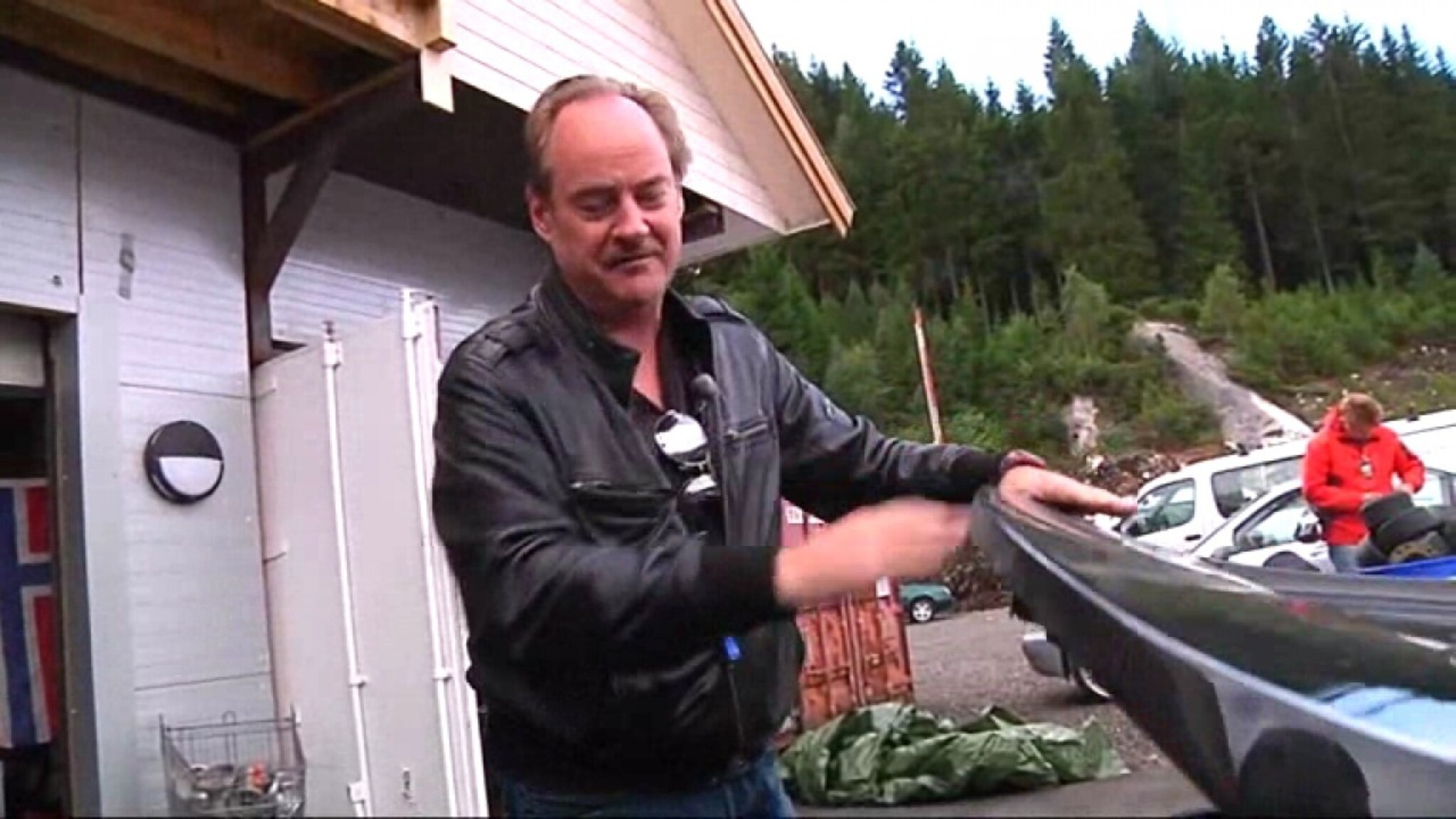 Se Eldar Vågan vise frem Elbilen sin