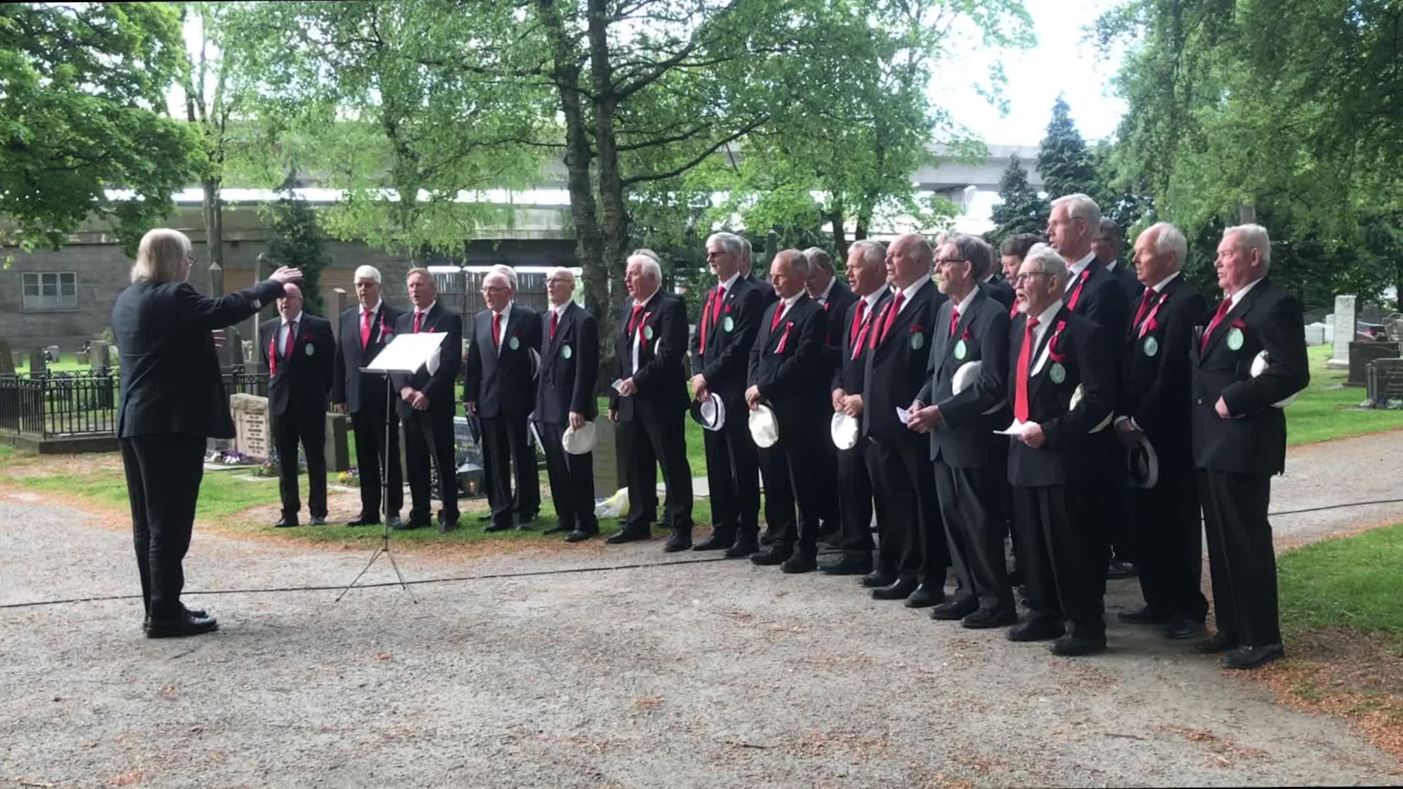 Kristiansand håndverkerforening synger på Kristiansand kirkegård