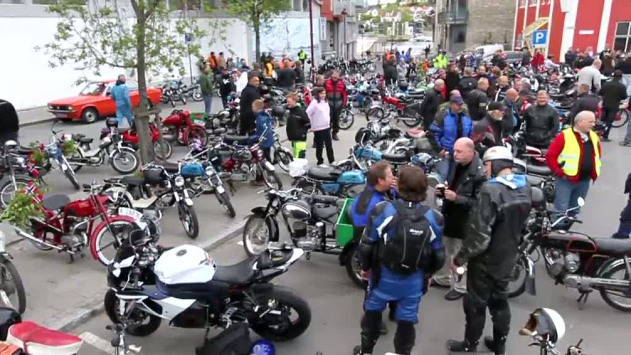 Bli med mopedistene på kjøretur