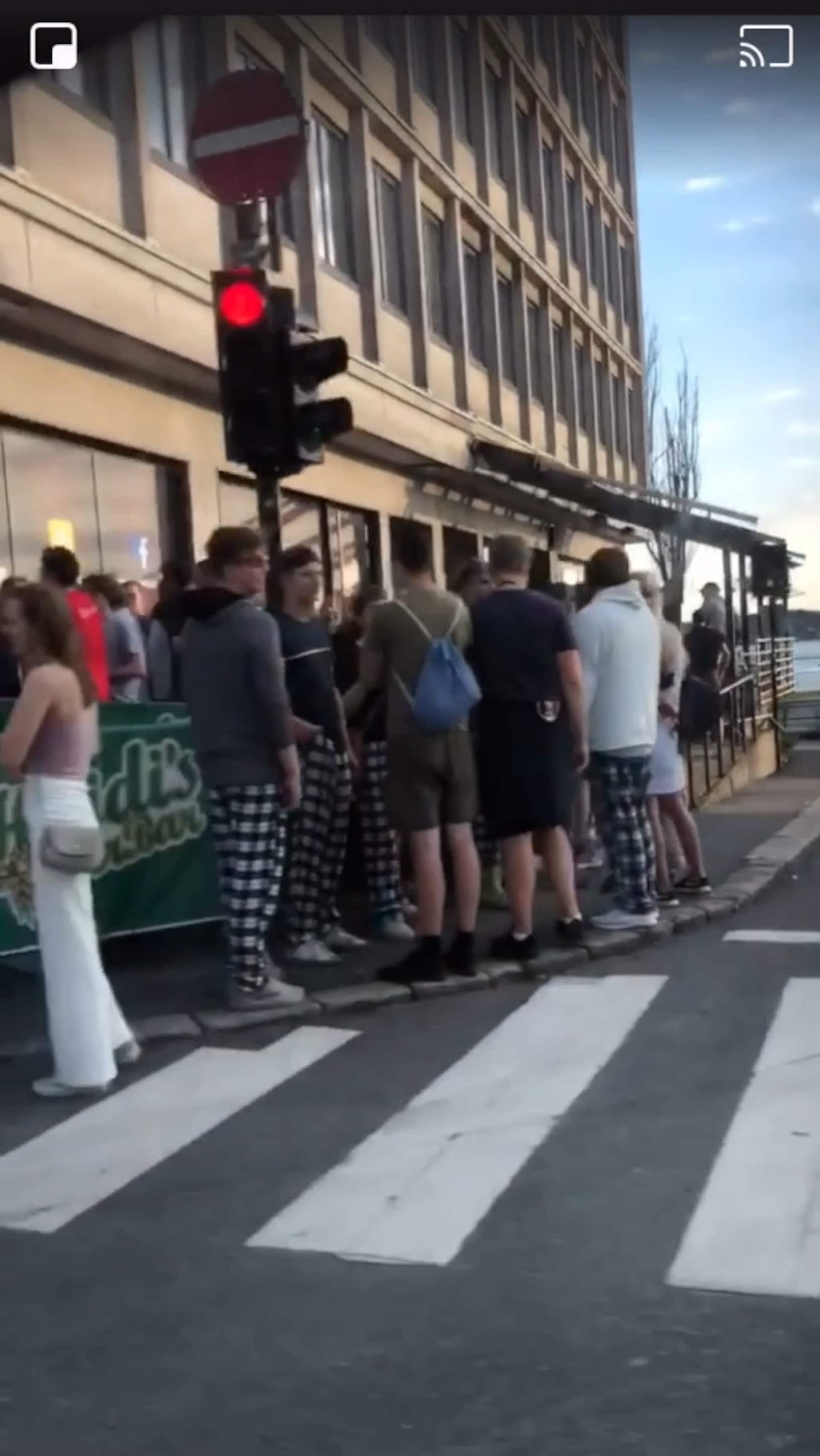 Se studentene i kø utenfor utestedet