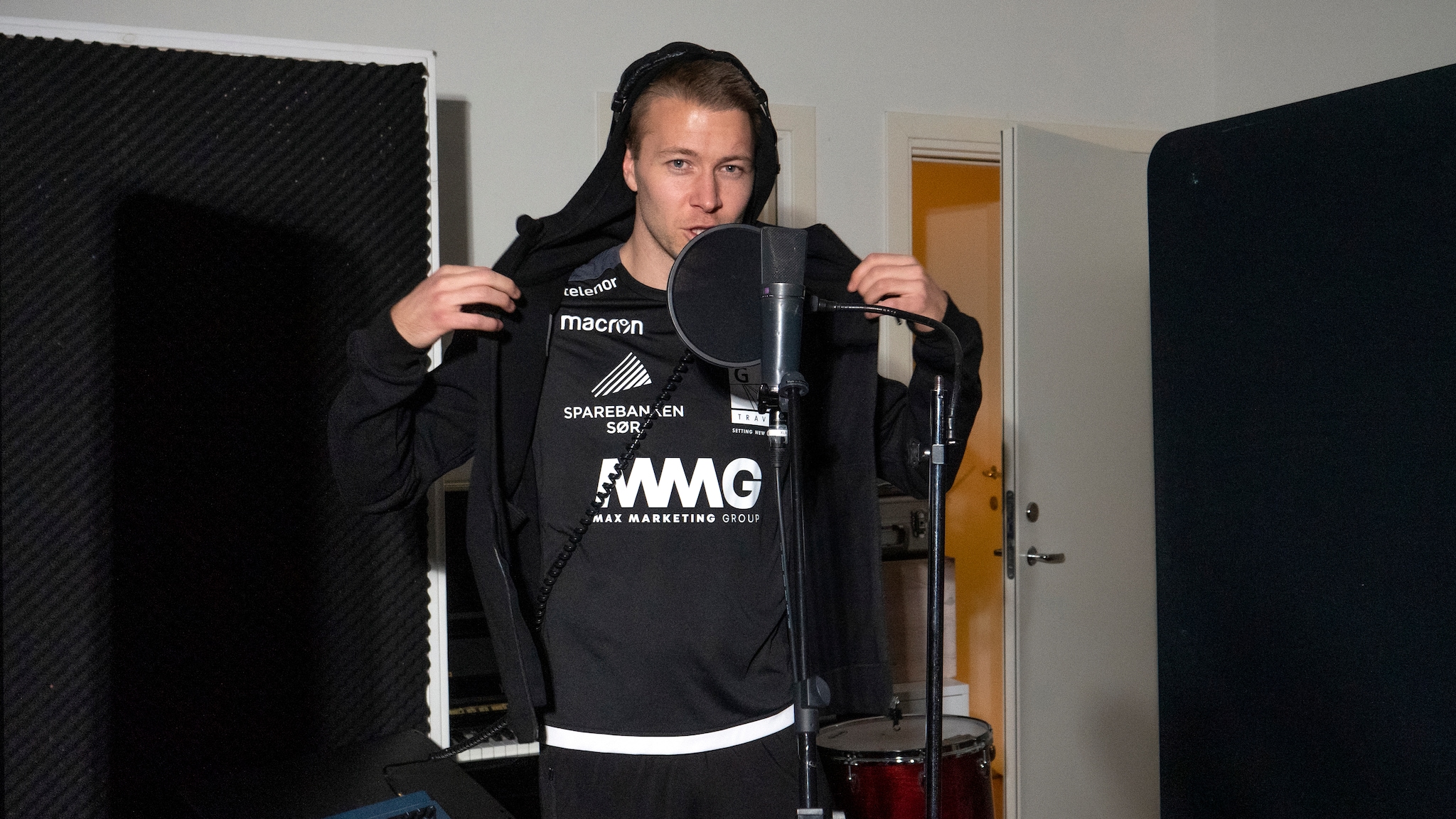 Henrik lager hit ep. 8: Henrik i studio for å spille inn sangen