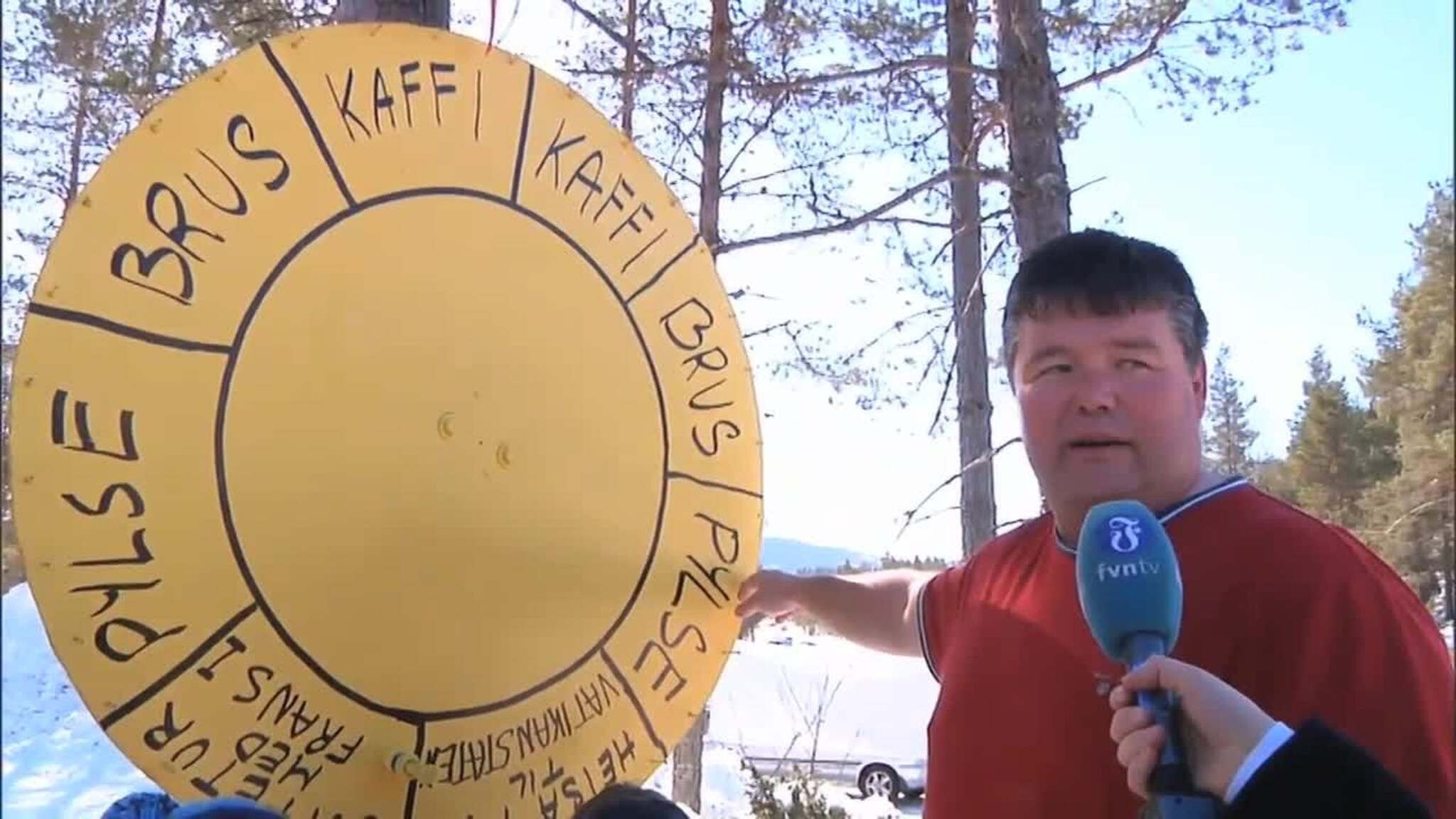 Snurrer lykkehjul på Grønemyrkiosken
