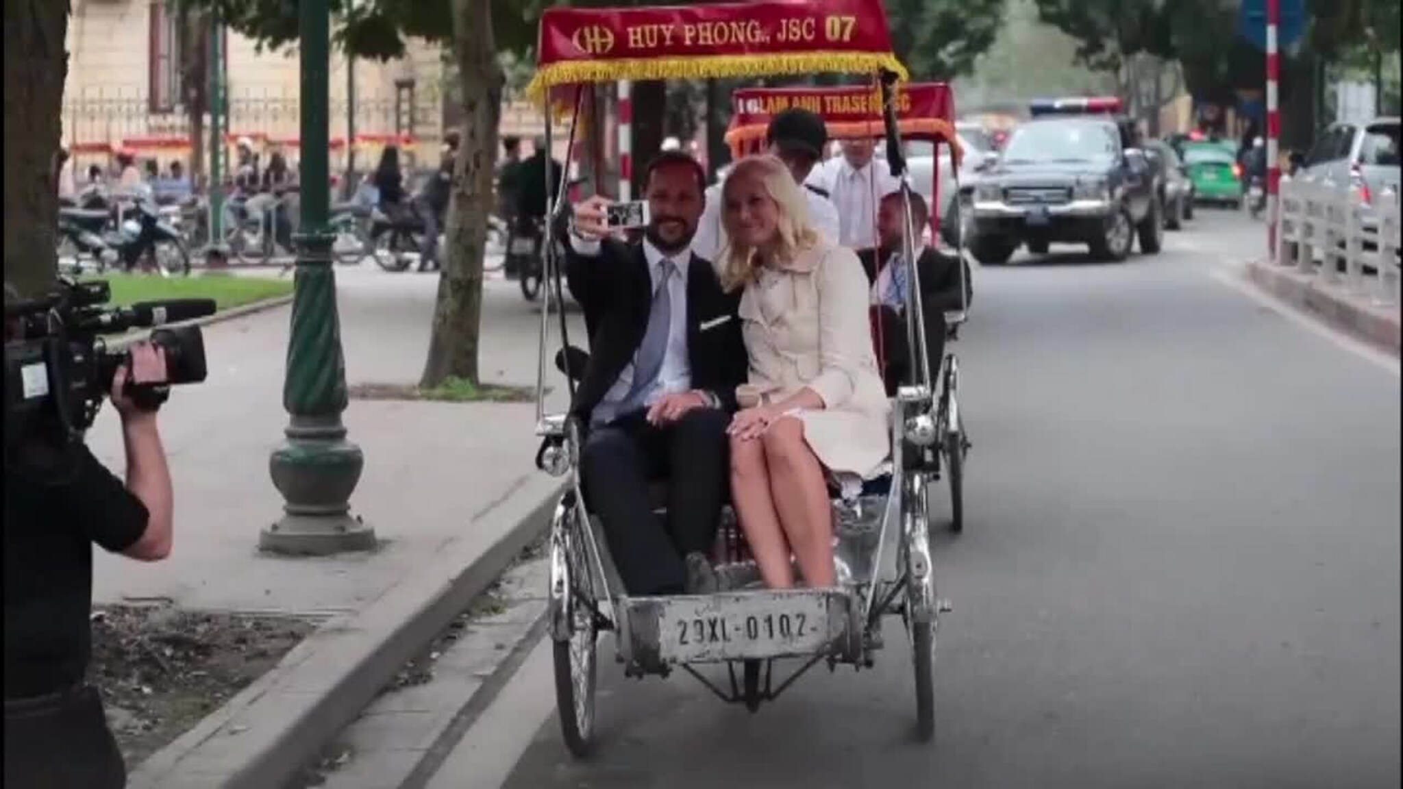 Kronprinsparet tok "selfie" i sykkeltaxi i Hanoi