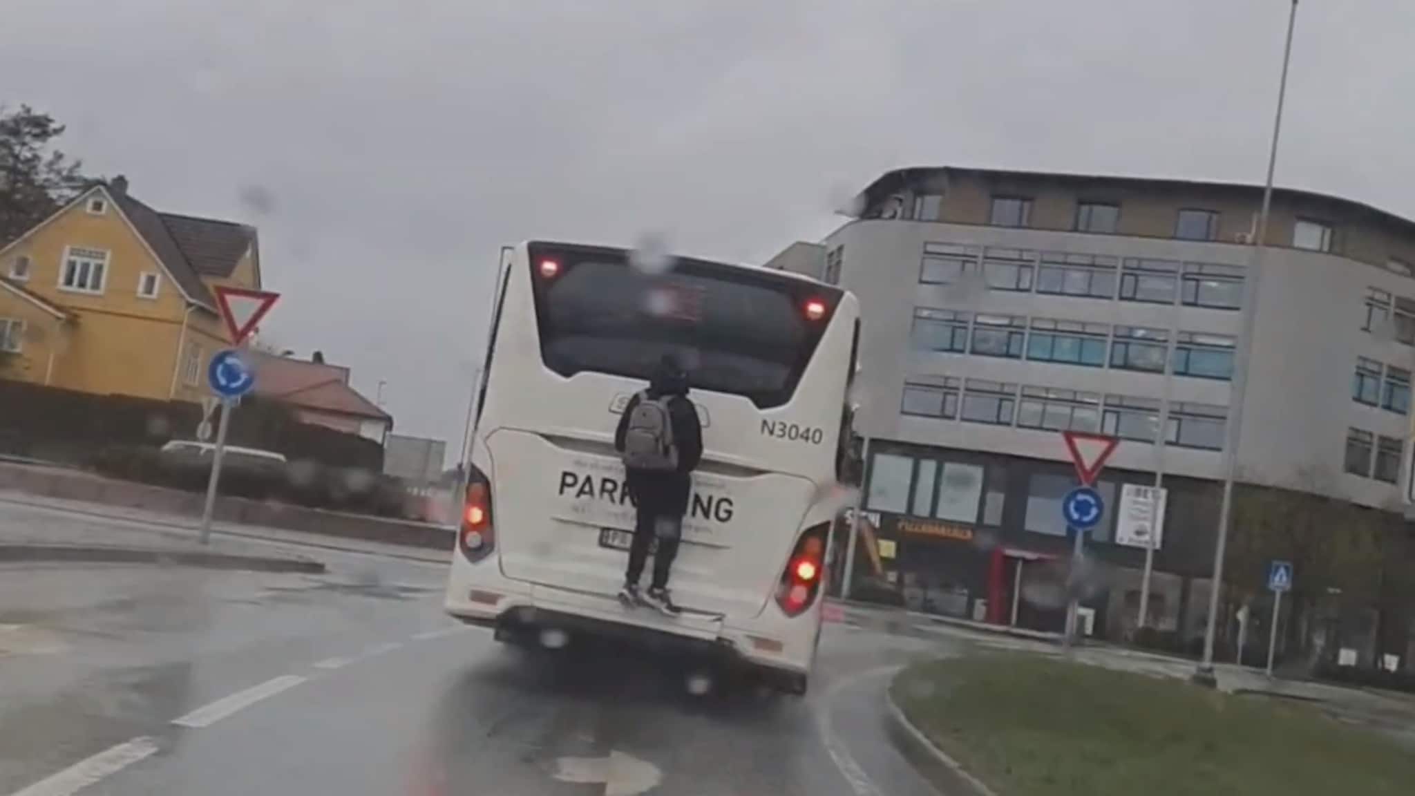 Se personen stå bak på bussen