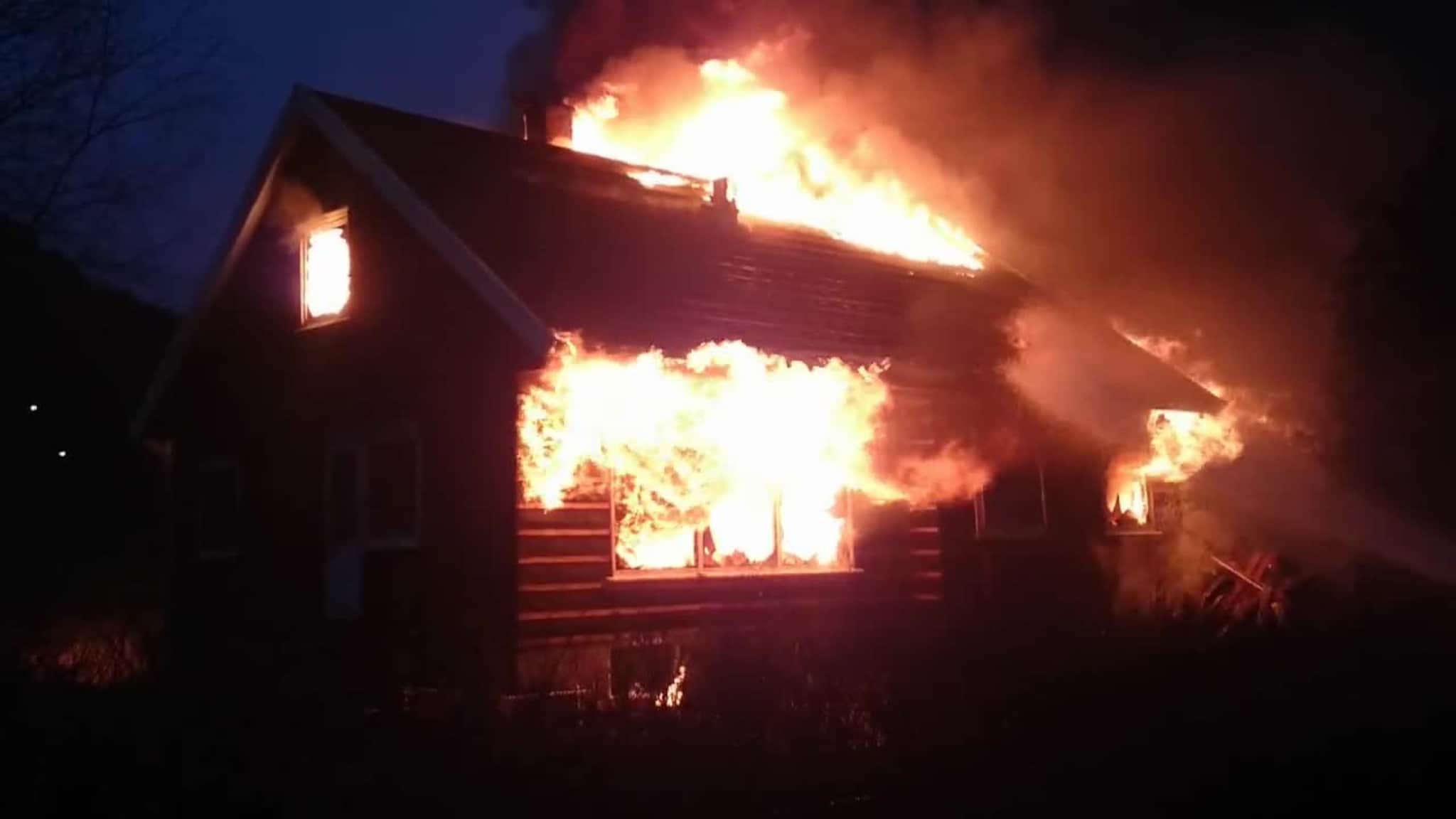 Her brenner brannvesenet ned huset