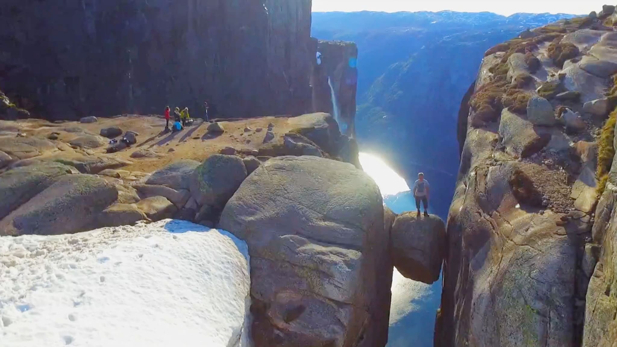Se den spektakulære dronevideoen fra Kjerag