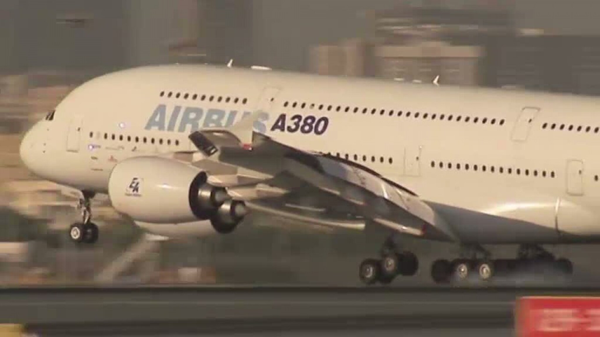 Setter A380-flyene på bakken