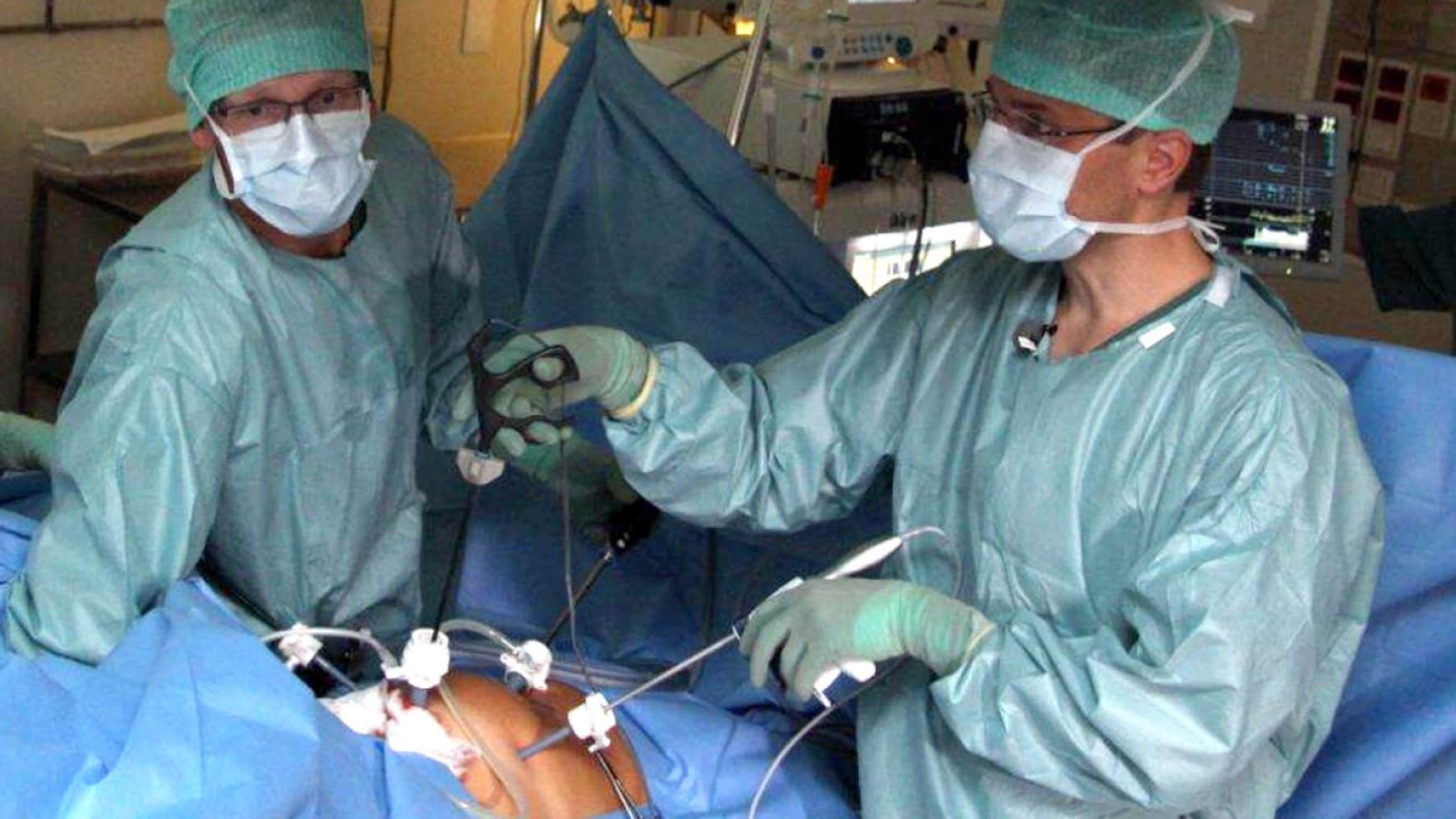 Fjerner livmor med kikkhullskirurgi